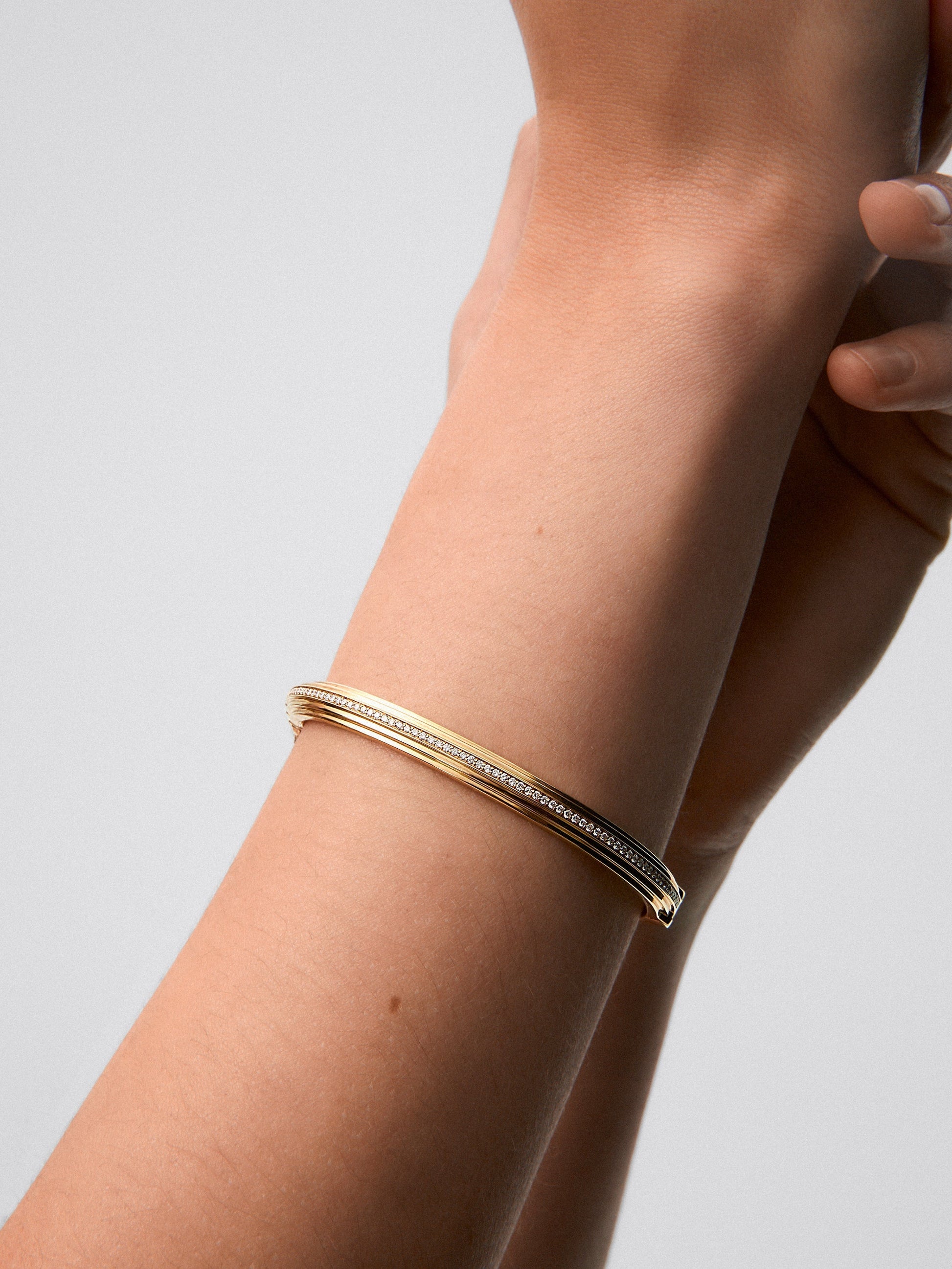 Pulsera rígida de oro amarillo de 18K con 69 diamantes en talla brillante con un total de 0,42 cts