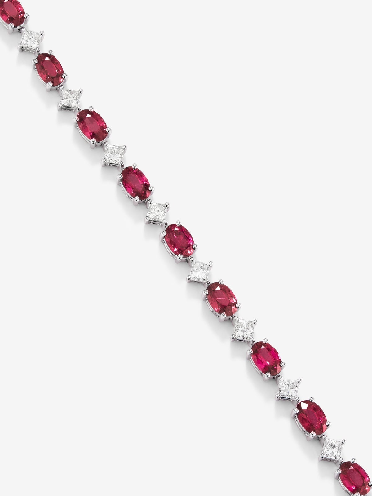 Pulsera rivière de oro blanco de 18K con rubíes rojos en talla oval de 10,16 cts y diamantes blancos en talla princesa de 2,69 cts