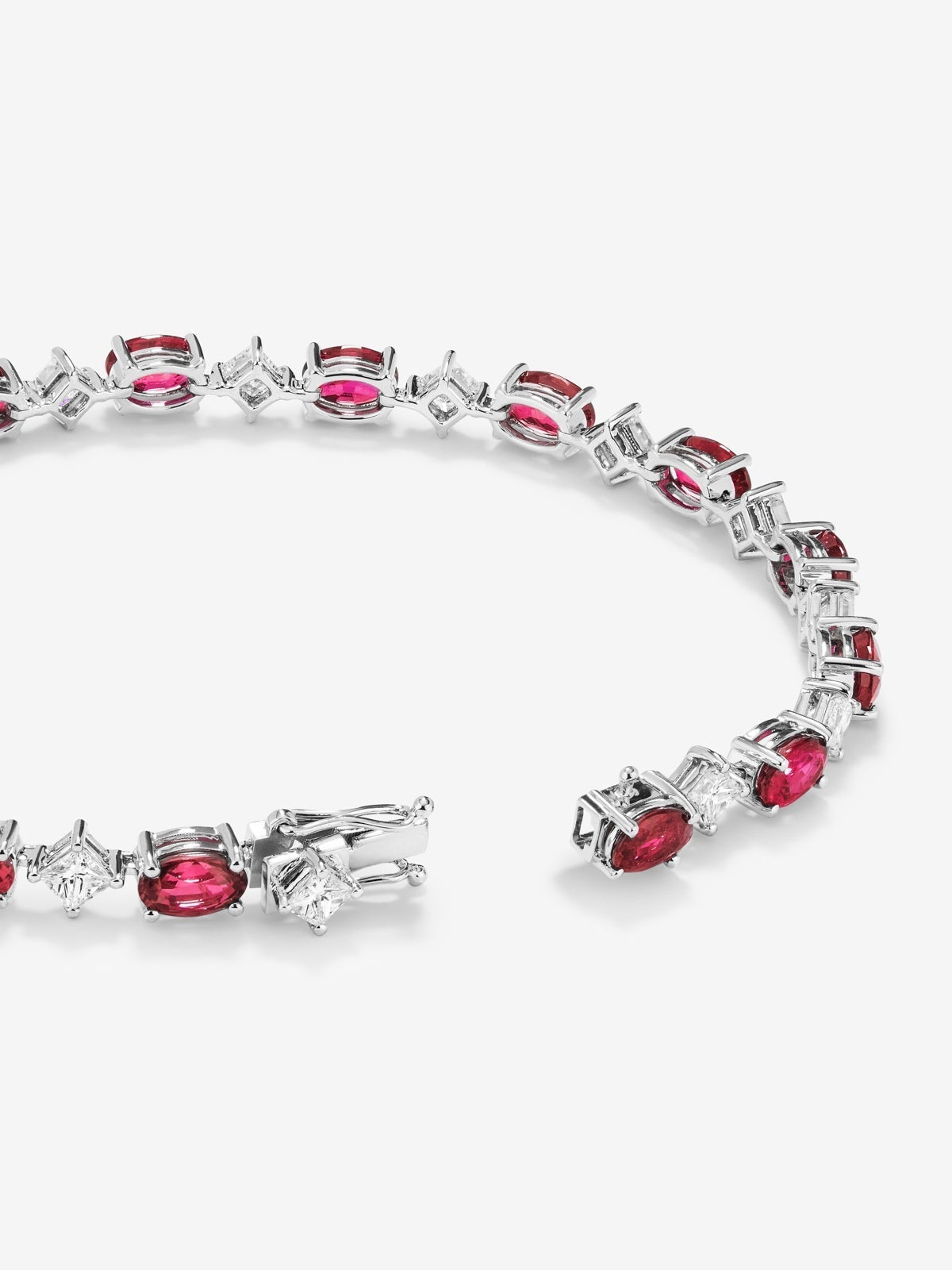 Pulsera rivière de oro blanco de 18K con rubíes rojos en talla oval de 10,16 cts y diamantes blancos en talla princesa de 2,69 cts
