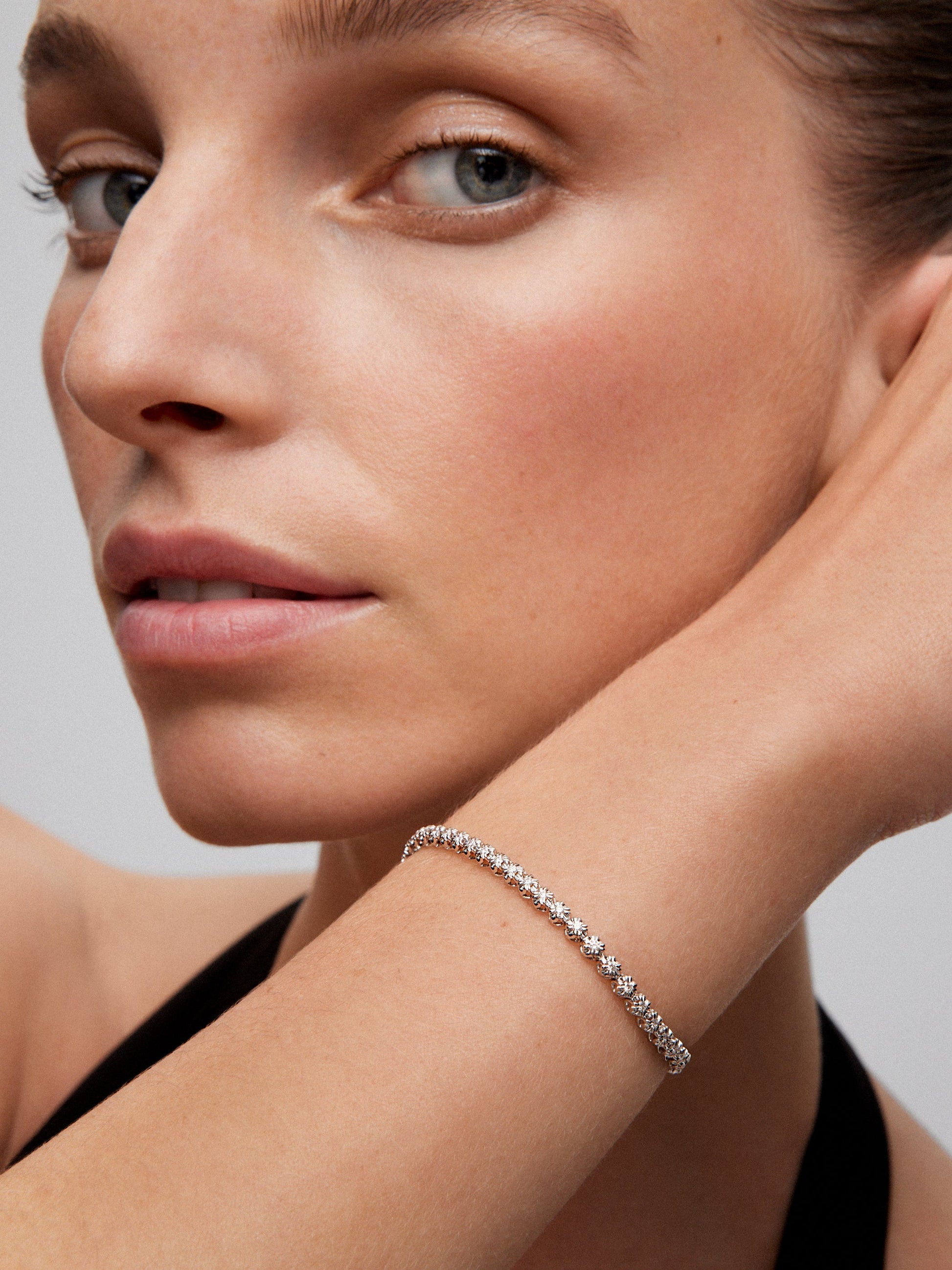 Pulsera rivière de oro blanco de 18K con diamantes en talla brillante de 0,2 cts