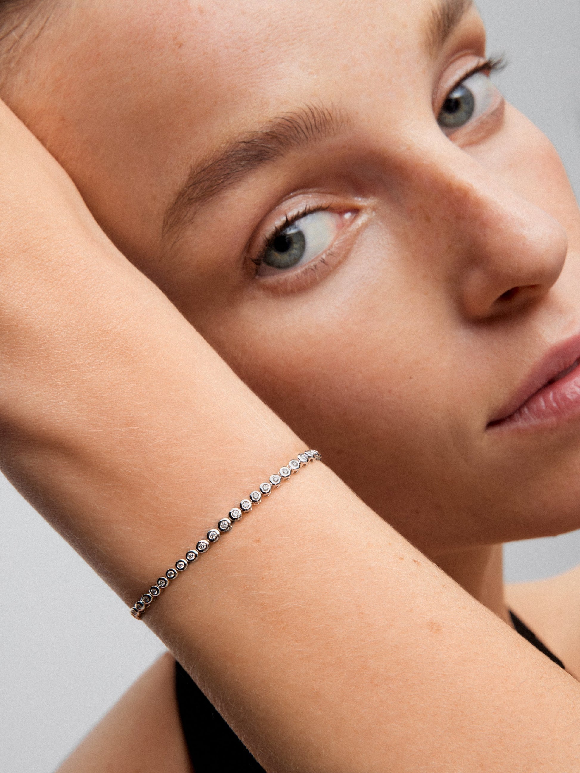 Pulsera rivière de oro blanco de 18K con diamantes en talla brillante con un total de 0,89 cts