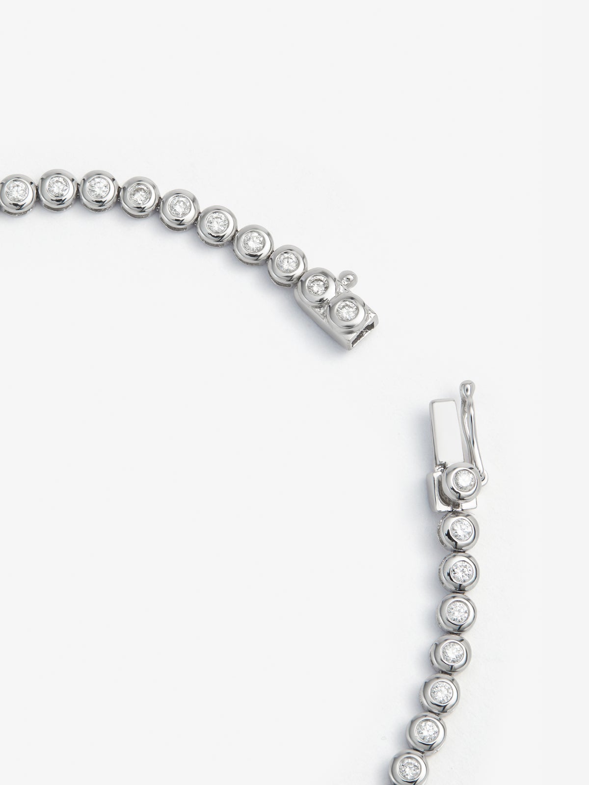 Pulsera rivière de oro blanco de 18K con diamantes en talla brillante con un total de 0,89 cts