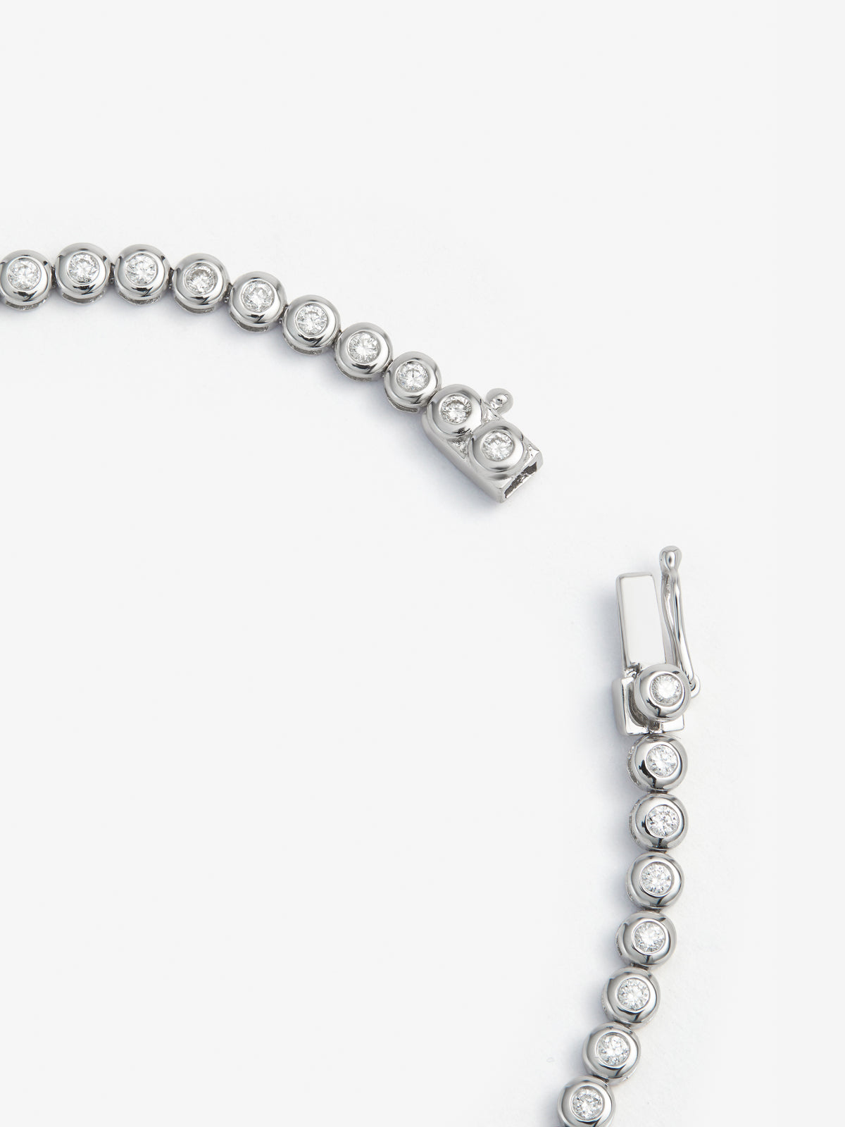 18K white gold rivière bracelet with 0.89 ct brilliant-cut diamonds