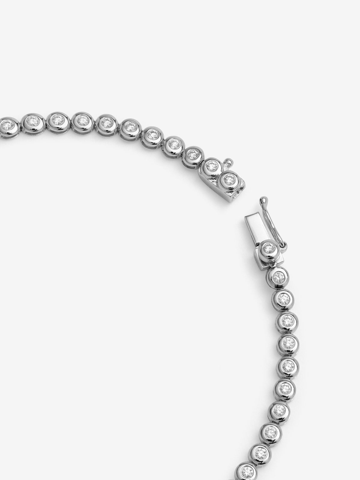 Pulsera rivière de oro blanco de 18K con diamantes en talla brillante con un total de 0,76 cts