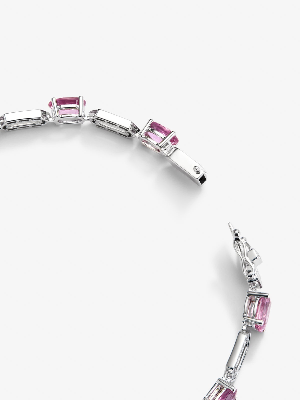 Pulsera de oro blanco de 18K con 10 zafiros rosas en talla oval con un total de 11,22 cts y 190 diamantes en talla brillante con un total de 0,66 cts