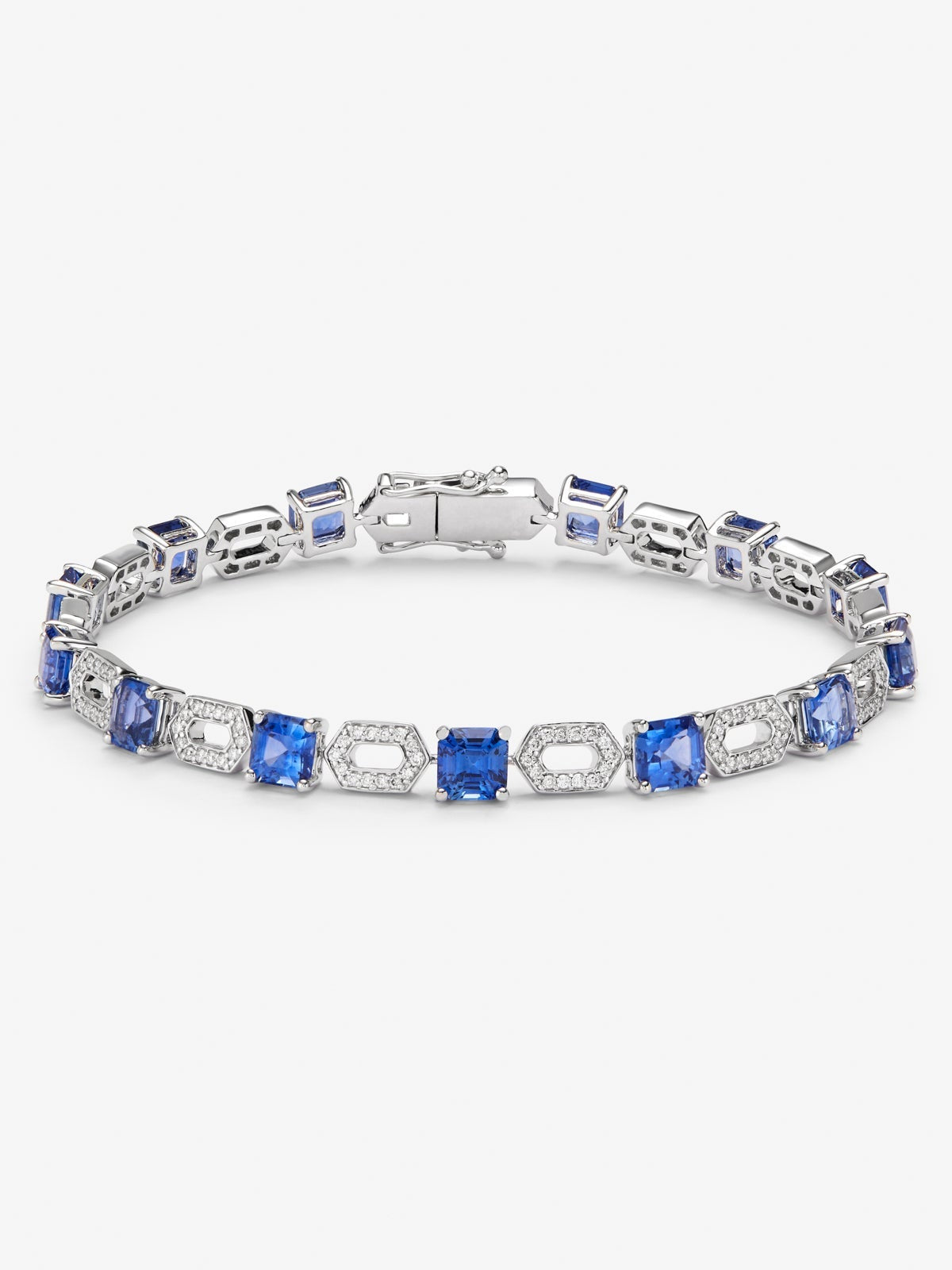 Pulsera de oro blanco de 18K con zafiros azules en talla octogonal de 9,37 cts y diamantes blancos en talla brillante de 0,69 cts