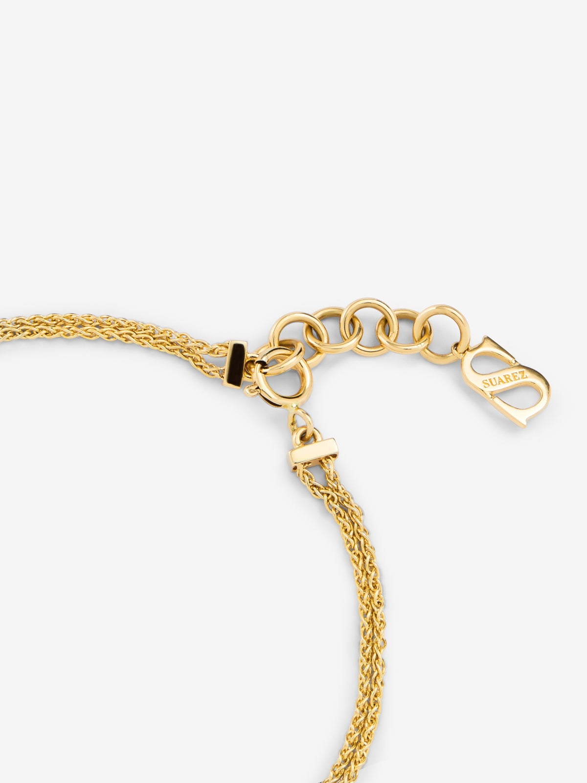 Pulsera de oro amarillo de 18K con 17 diamantes en talla brillante con un total de 0,15 cts y forma de nudo