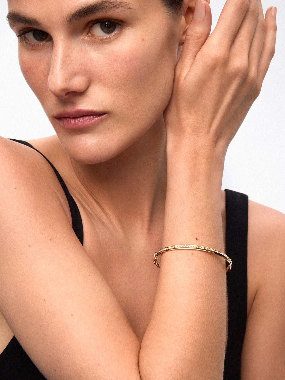 Pulsera rígida de oro amarillo de 18K con 64 diamantes en talla brillante con un total de 0,38 cts