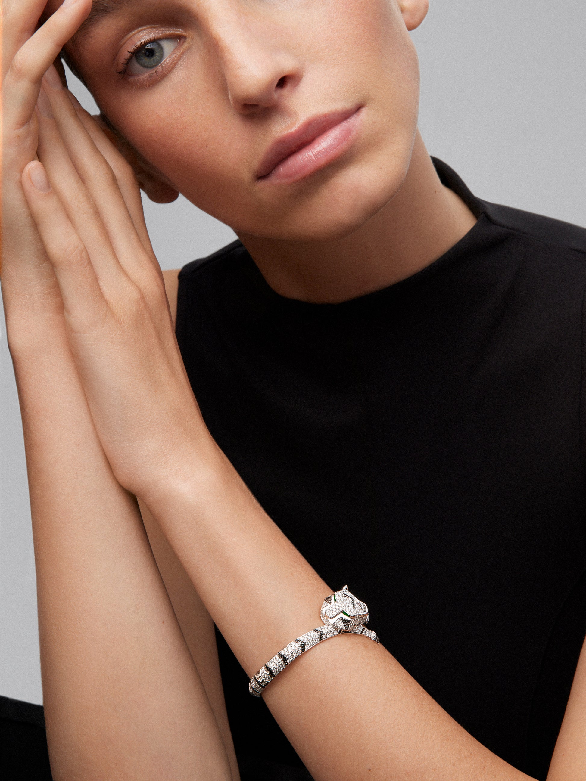 Pulsera rígida de oro blanco de 18K con 747 diamantes blancos en talla brillante con un total de 8,17 cts, 241 diamantes negros en talla brillante con un total de 1,49 cts  y 2 esmeraldas en talla trapecio con un total de 0,13 cts con forma de tigre