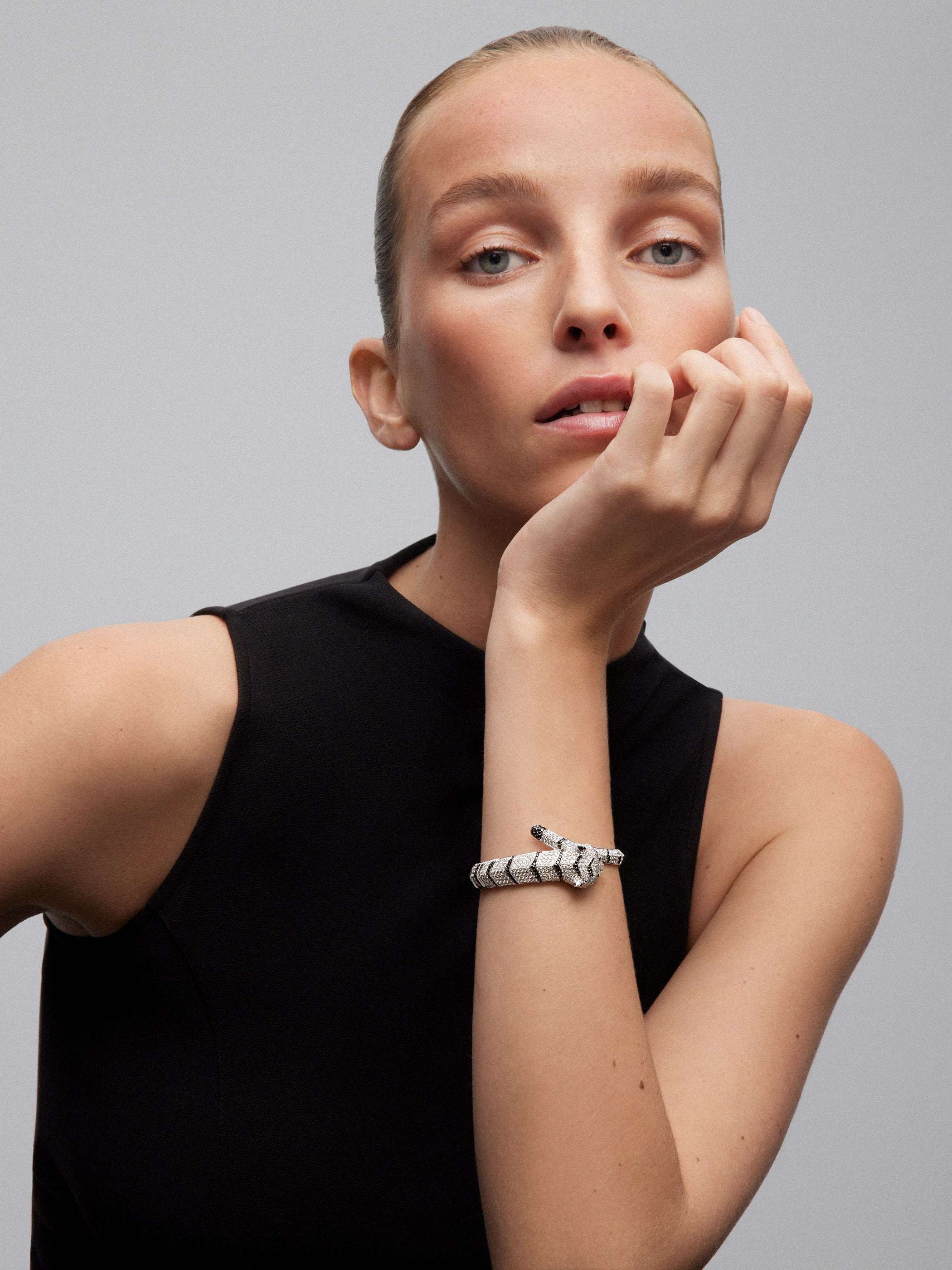 Pulsera rígida de oro blanco de 18K con 747 diamantes blancos en talla brillante con un total de 8,17 cts, 241 diamantes negros en talla brillante con un total de 1,49 cts  y 2 esmeraldas en talla trapecio con un total de 0,13 cts con forma de tigre