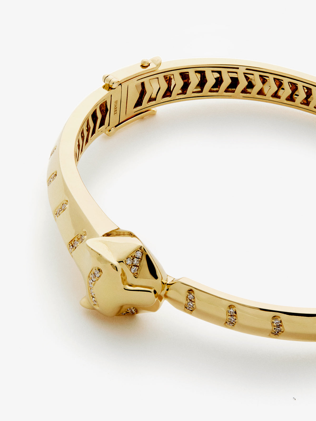 Pulsera rígida de oro amarillo de 18K con 61 diamantes en talla brillante con un total de 0,23 cts y forma de tigre