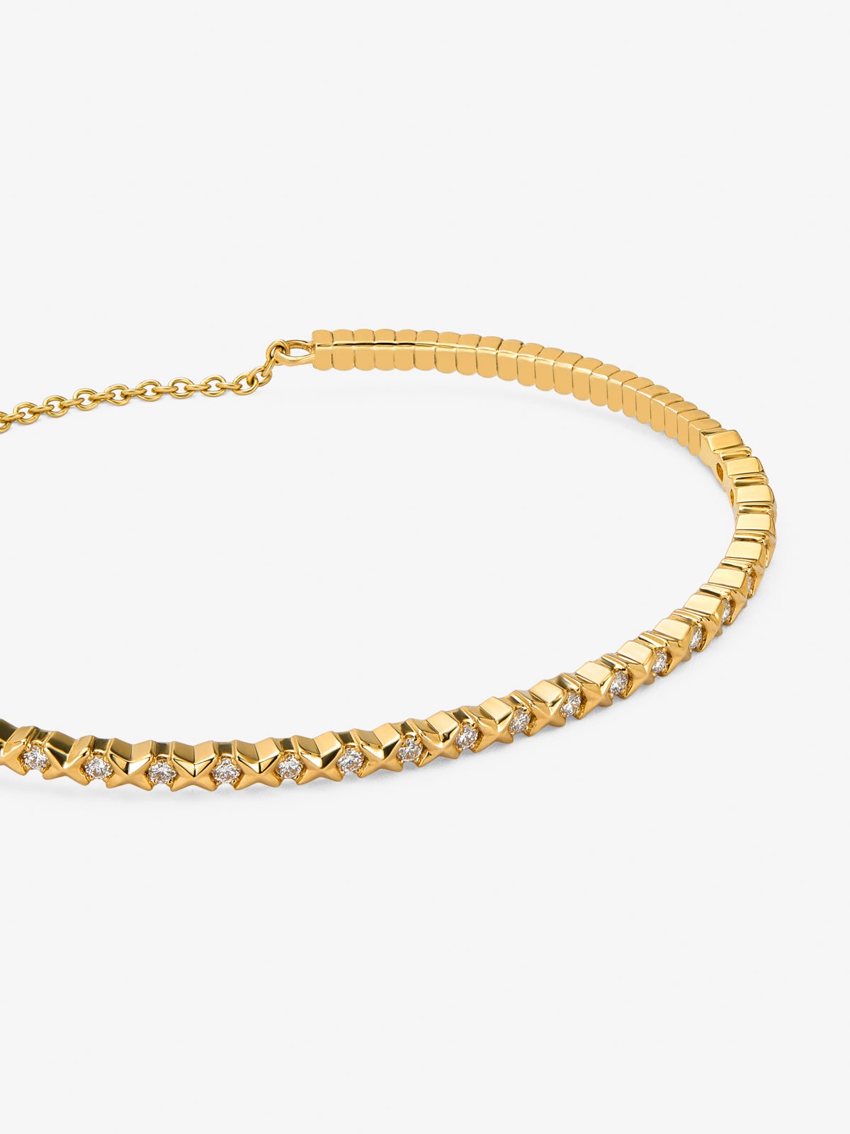 Pulsera rígida de oro amarillo de 18K con 21 diamantes en talla brillante con un total de 0,29 cts