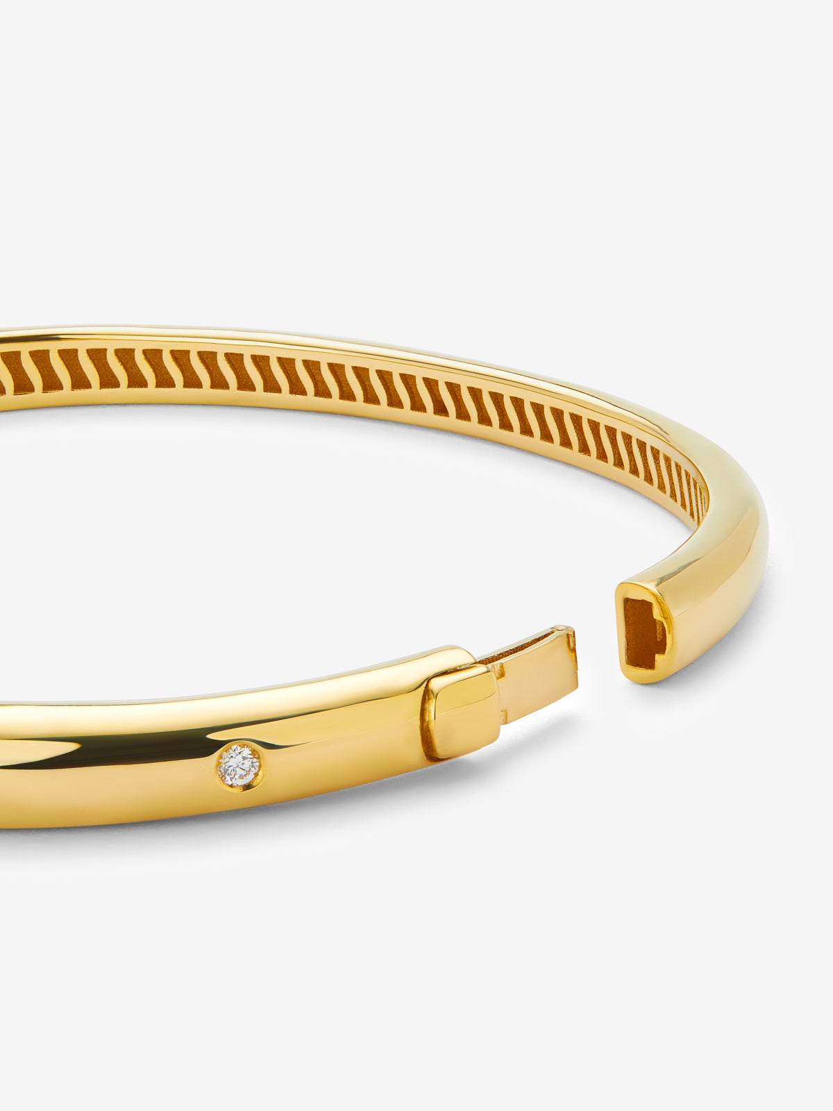 Pulsera de oro amarillo de 18K con diamante en talla brillante de 0,02 cts