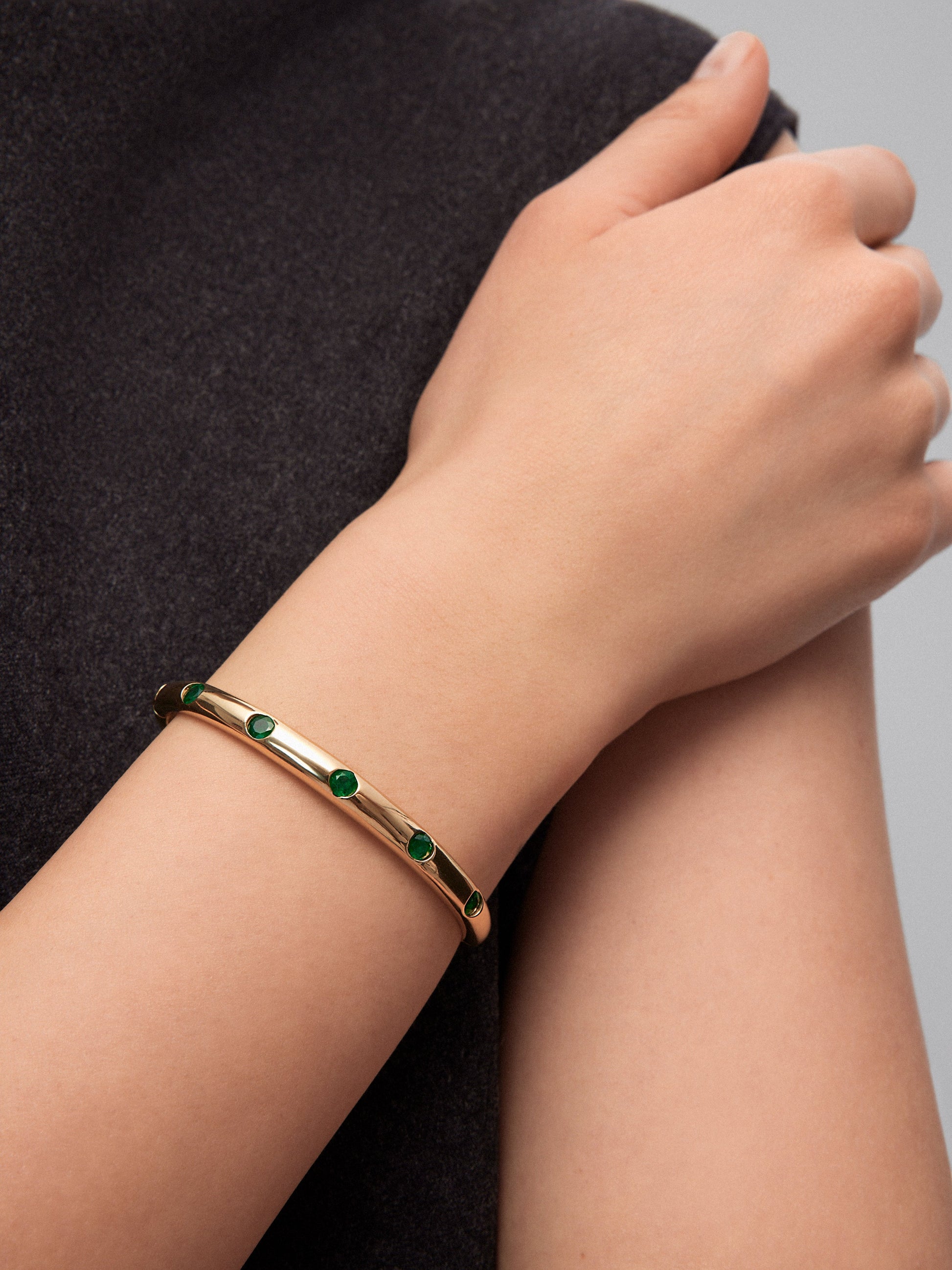Pulsera de oro amarillo de 18K con esmeraldas en talla brillante de 1,02 cts