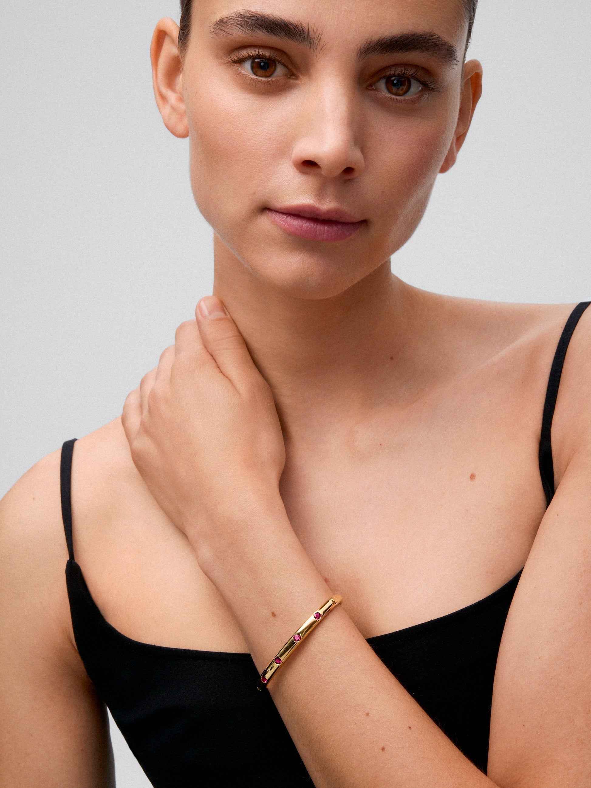 Pulsera de oro amarillo de 18K con rubíes en talla brillante de 1,2 cts