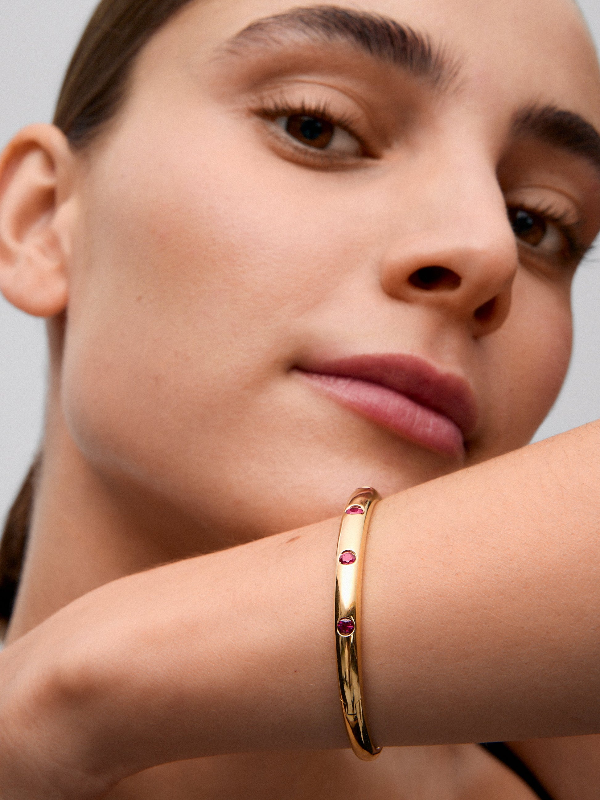 Pulsera de oro amarillo de 18K con rubíes en talla brillante de 1,2 cts