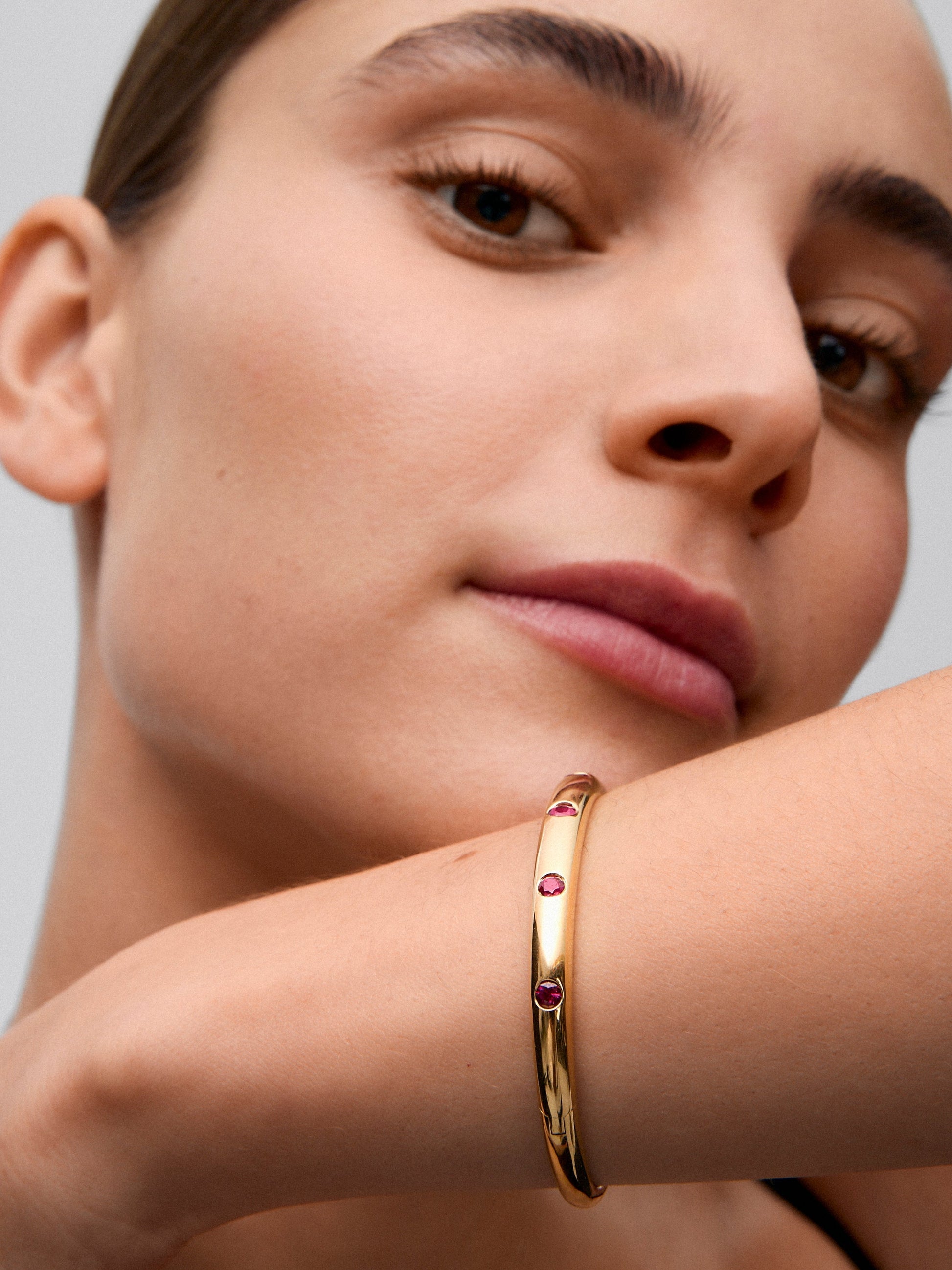 Pulsera de oro amarillo de 18K con rubíes en talla brillante de 1,2 cts