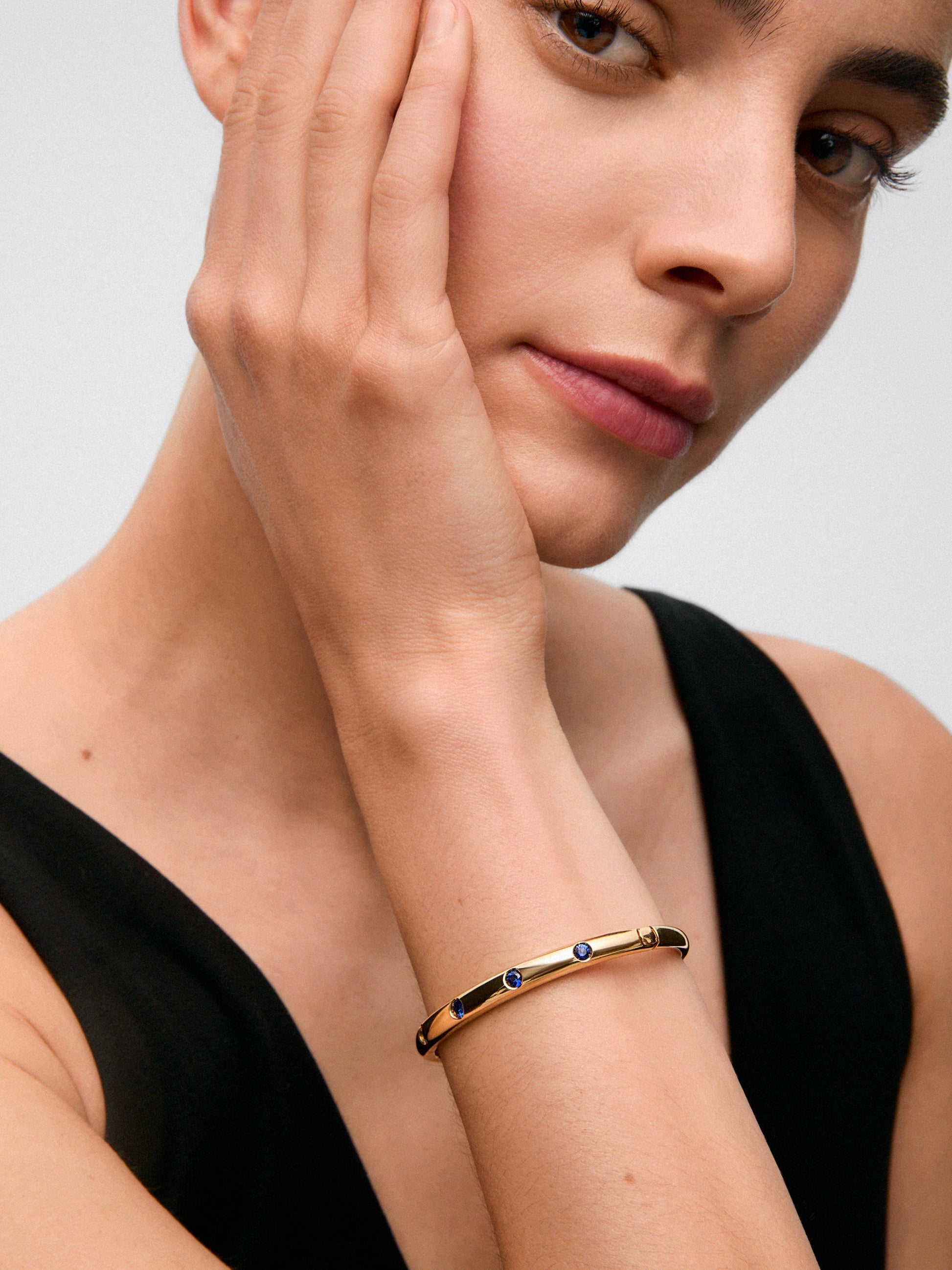 Pulsera de oro amarillo de 18K con zafiros azules en talla brillante de 1,69 cts