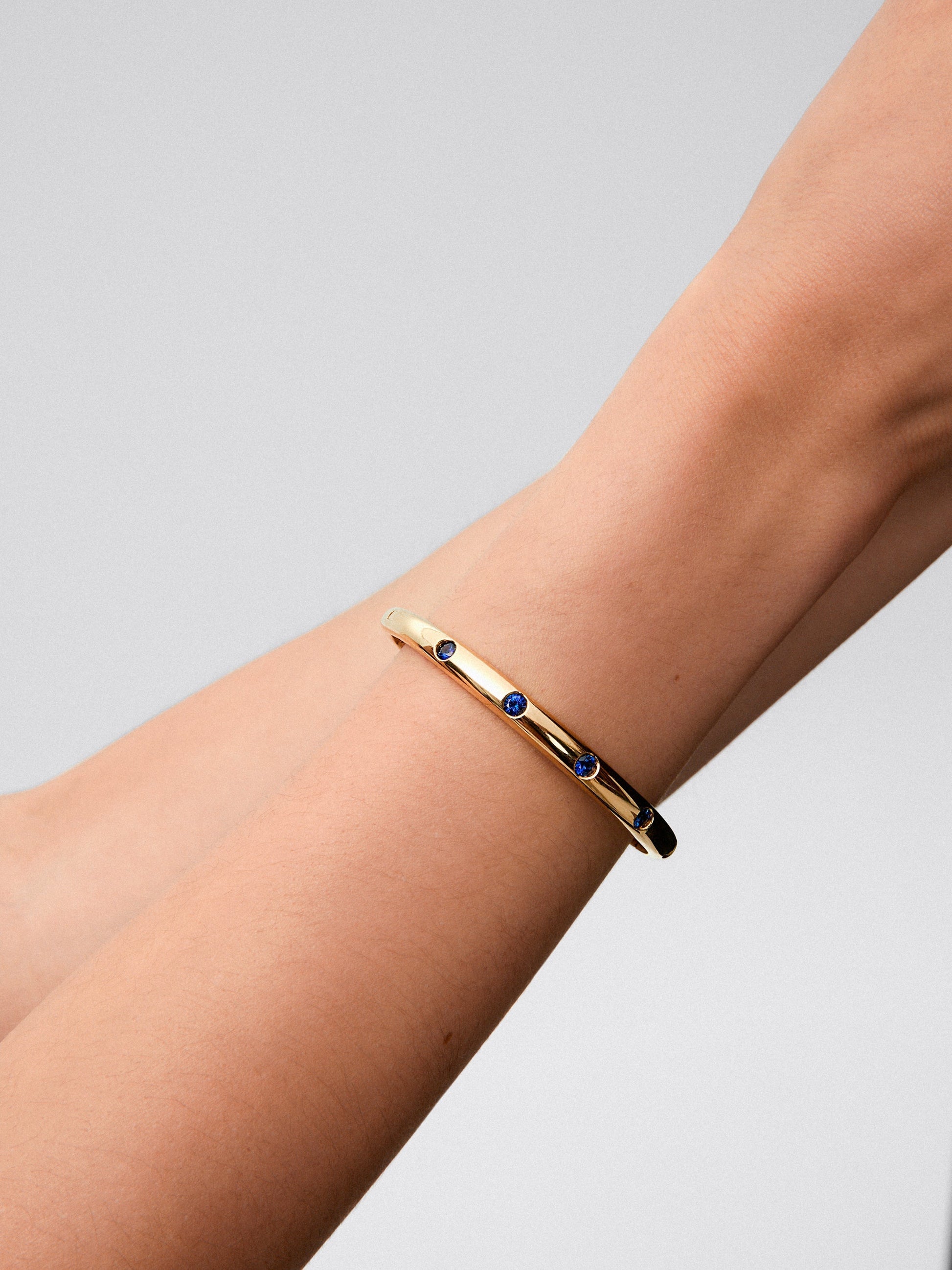 Pulsera de oro amarillo de 18K con zafiros azules en talla brillante de 1,69 cts