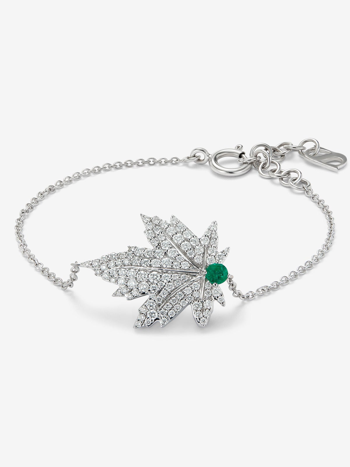 Pulsera de oro blanco de 18K con esmeralda central de 0,1 cts, pavé de diamantes y forma de hoja de arce