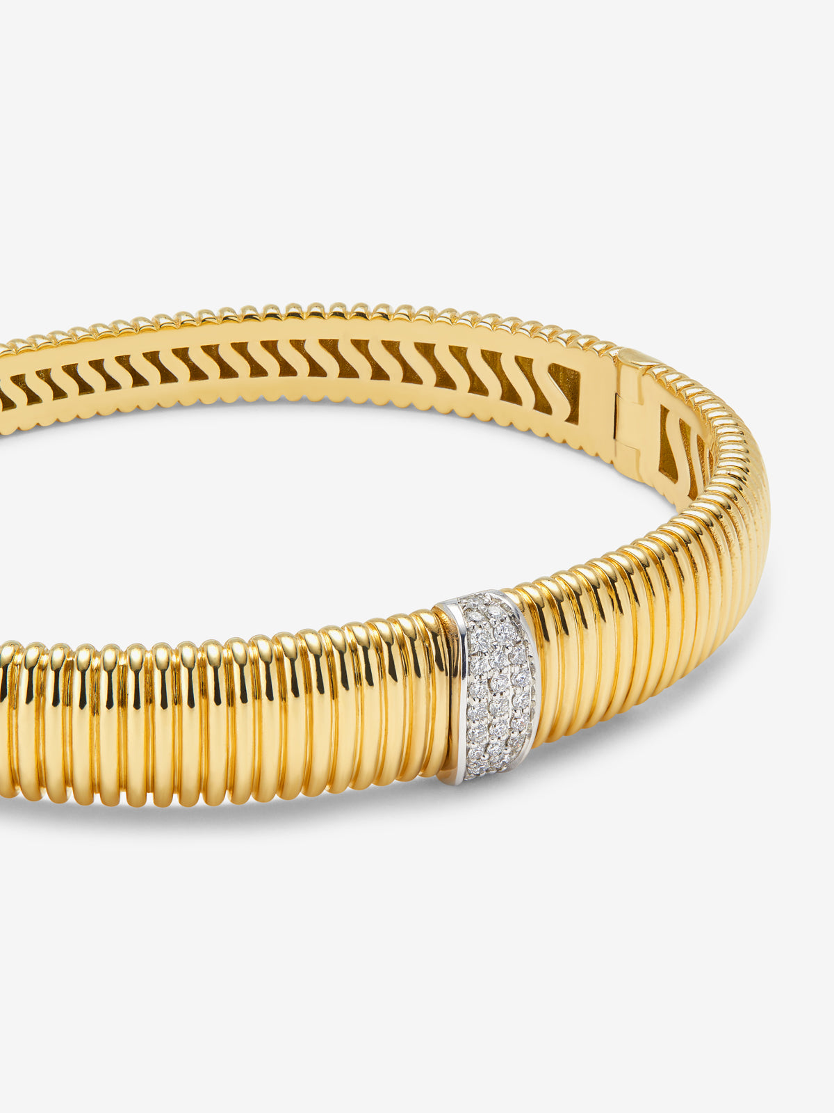 Pulsera rígida gallonada de oro blanco y amarillo de 18K con pavé de diamantes en talla brillante con un total de 0,16 cts