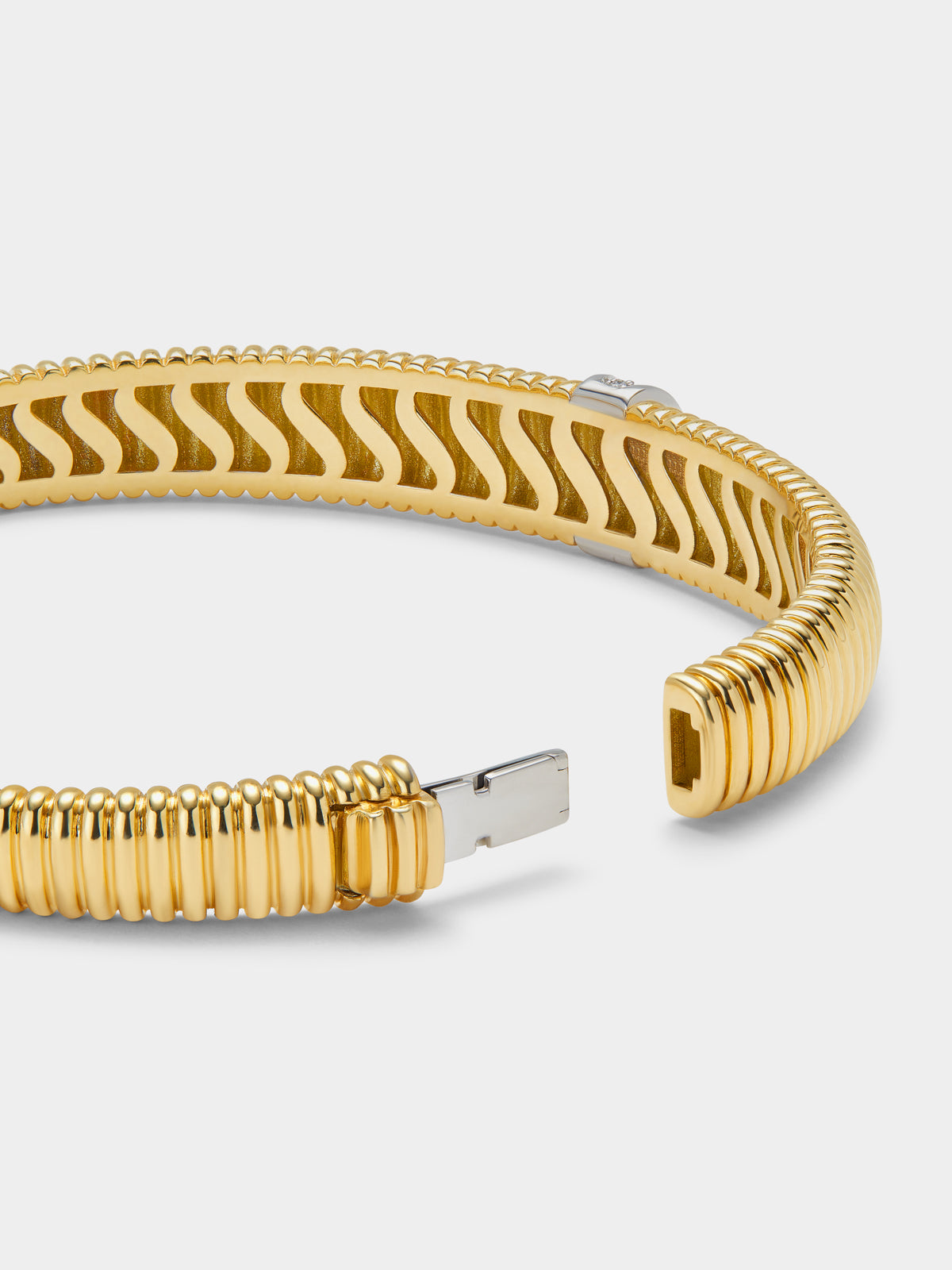 Pulsera rígida gallonada de oro blanco y amarillo de 18K con pavé de diamantes en talla brillante con un total de 0,16 cts