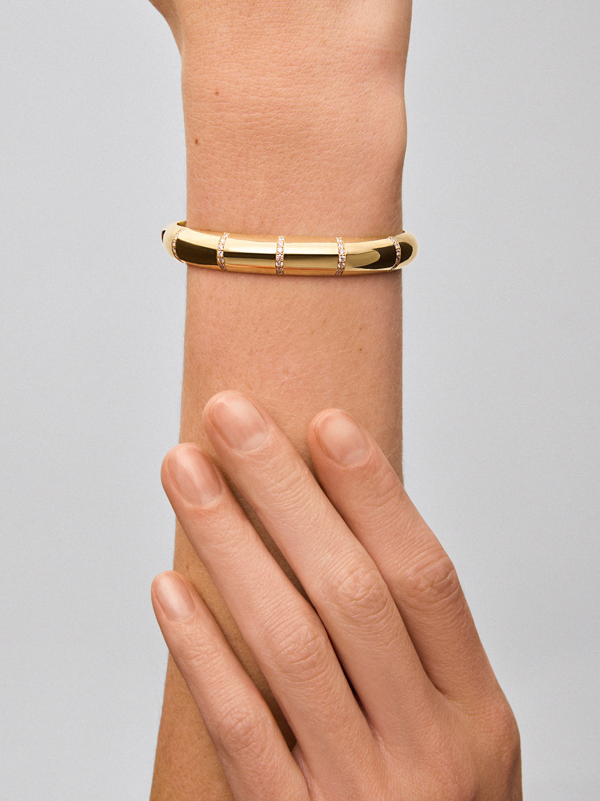 Pulsera rígida de oro amarillo de 18K con pavé de diamantes en talla brillante