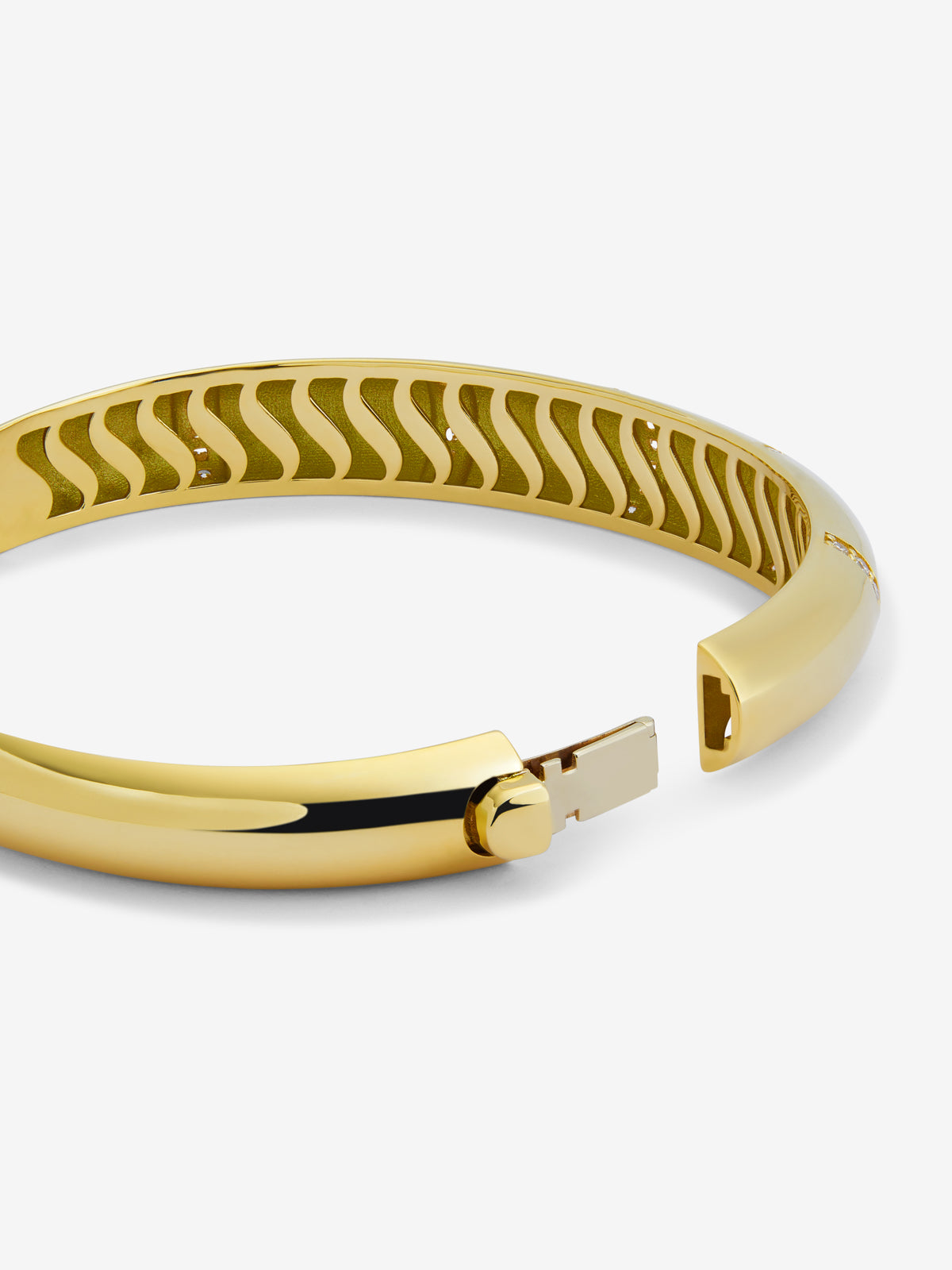 Pulsera rígida de oro amarillo de 18K con pavé de diamantes en talla brillante