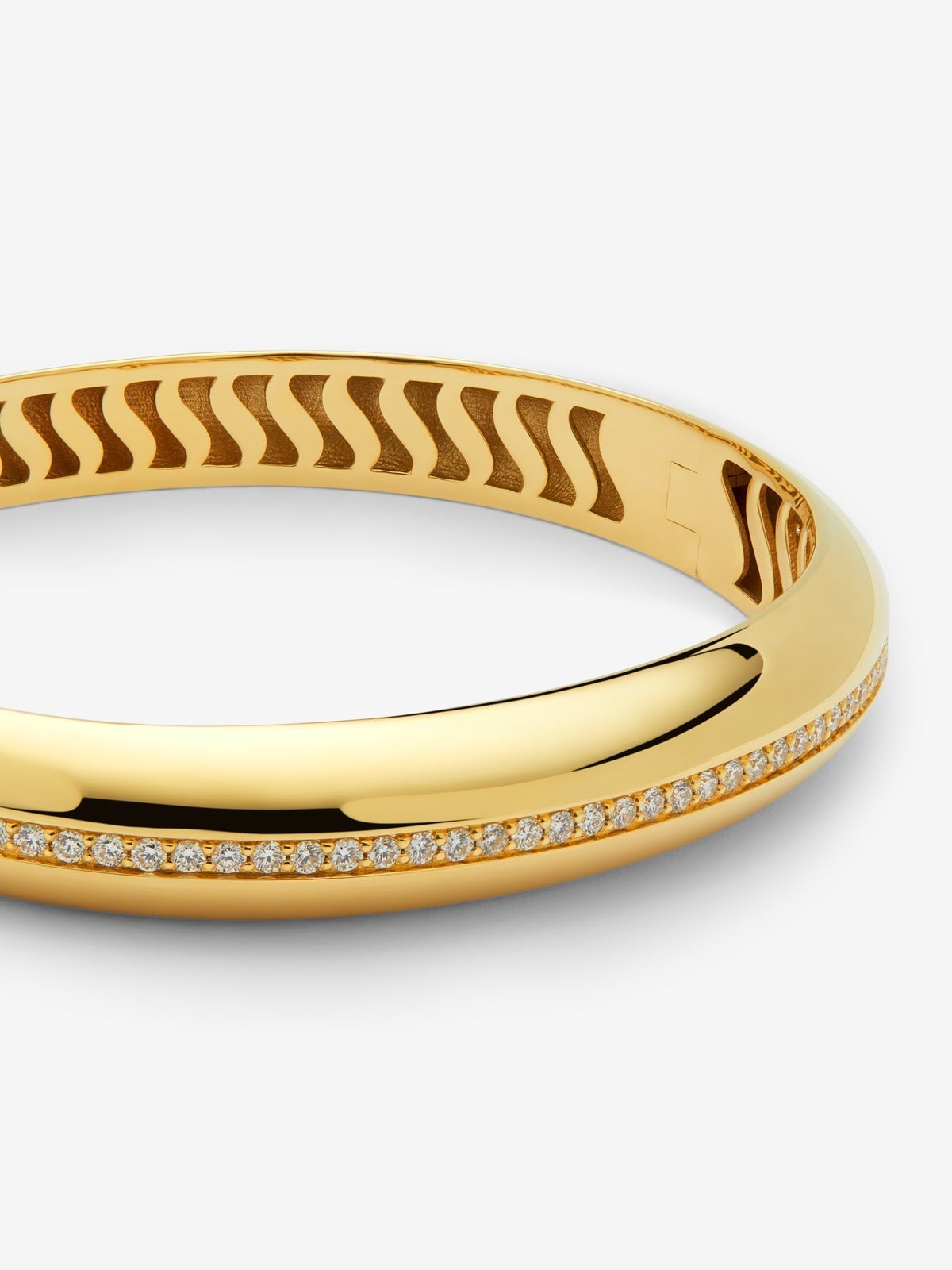 Pulsera rígida de oro amarillo de 18K con pavé de diamantes en talla brillante