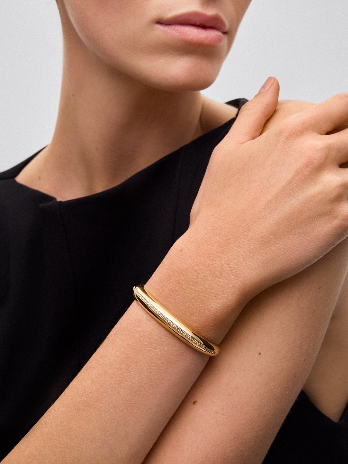 Pulsera rígida de oro amarillo de 18K con pavé de diamantes en talla brillante