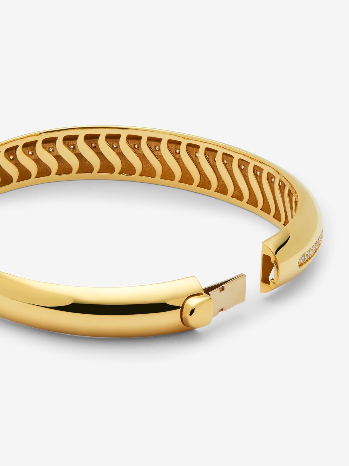 Pulsera rígida de oro amarillo de 18K con pavé de diamantes en talla brillante