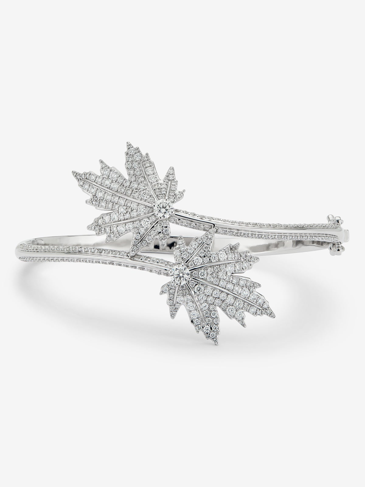 Pulsera de oro blanco de 18K con pavé de diamantes y forma de hojas de arce