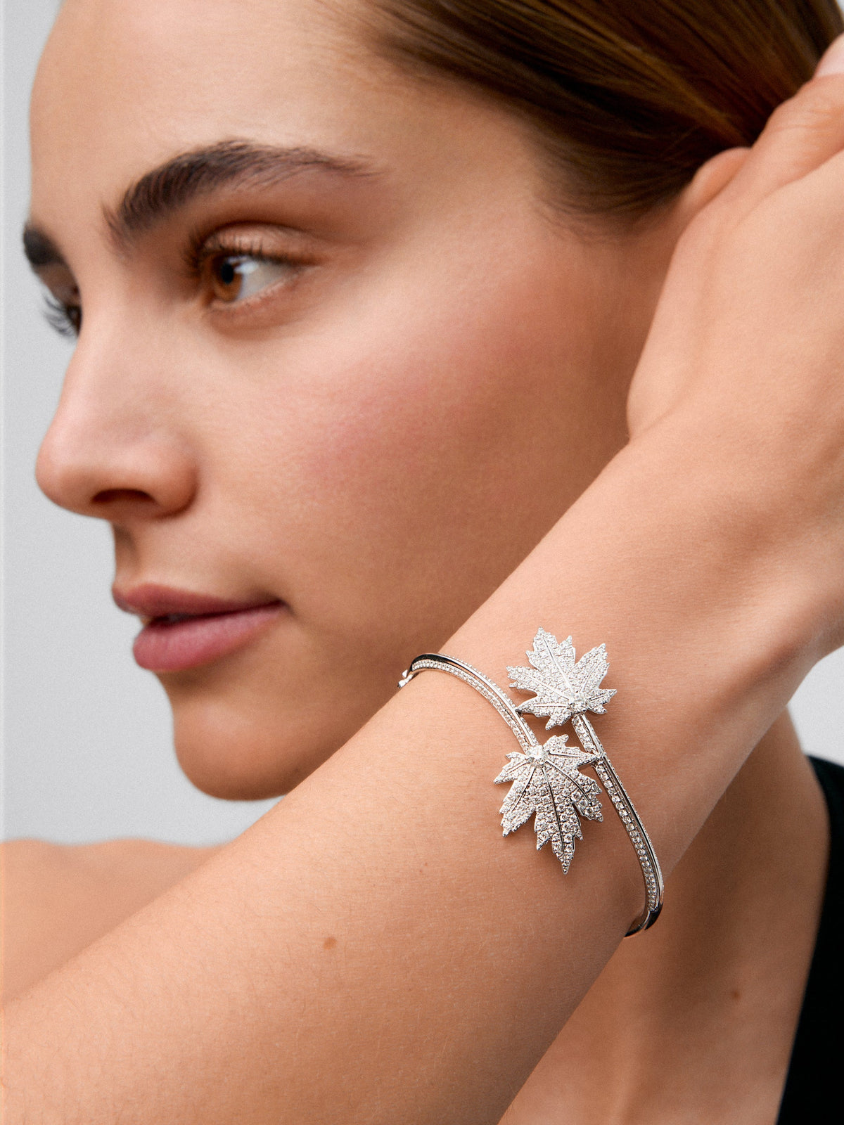 Pulsera de oro blanco de 18K con pavé de diamantes y forma de hojas de arce