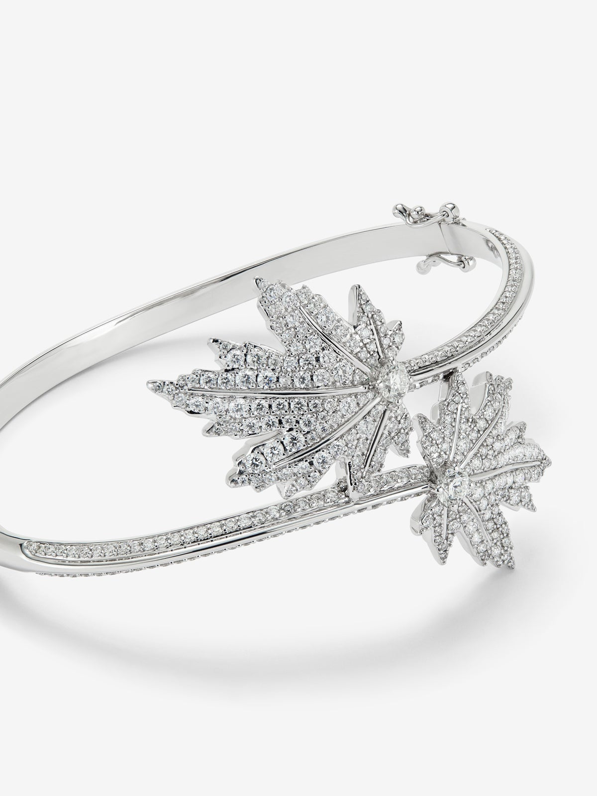 Pulsera de oro blanco de 18K con pavé de diamantes y forma de hojas de arce