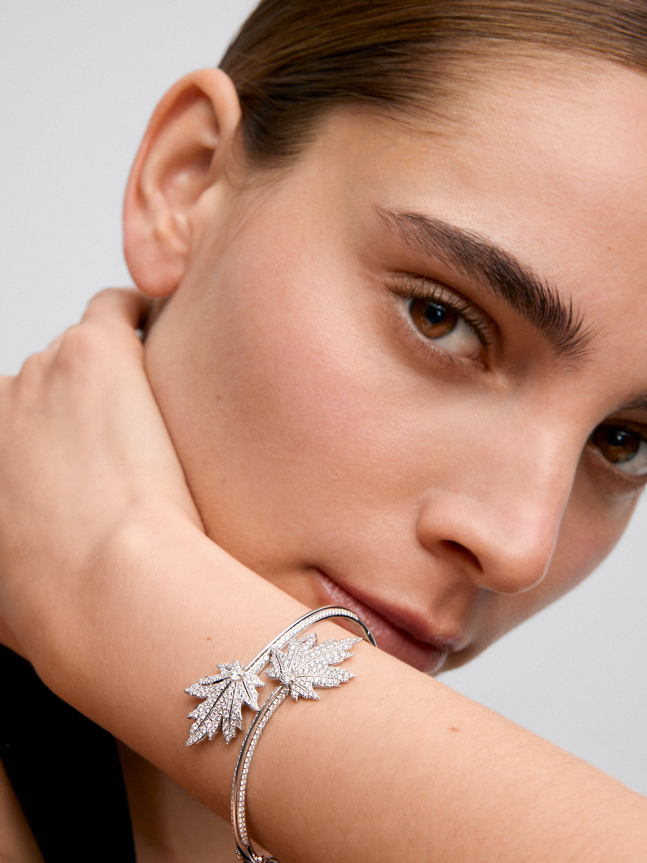 Pulsera de oro blanco de 18K con pavé de diamantes y forma de hojas de arce
