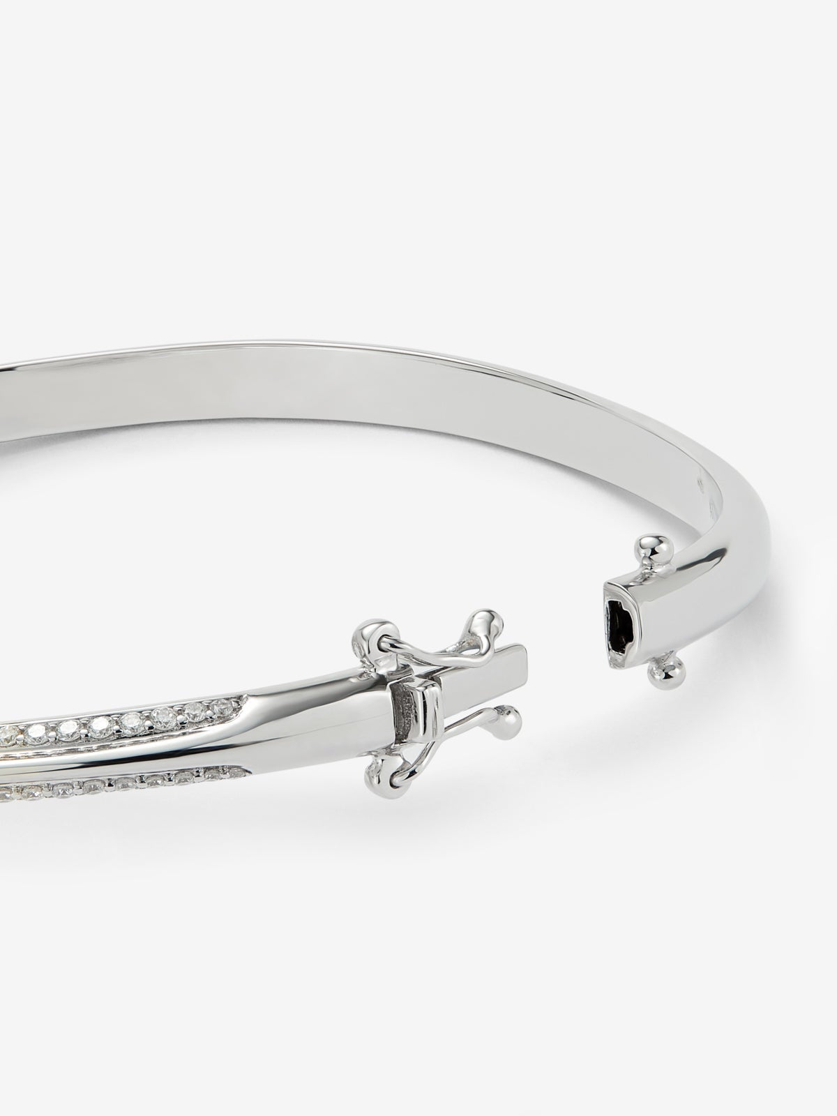 Pulsera de oro blanco de 18K con pavé de diamantes y forma de hojas de arce