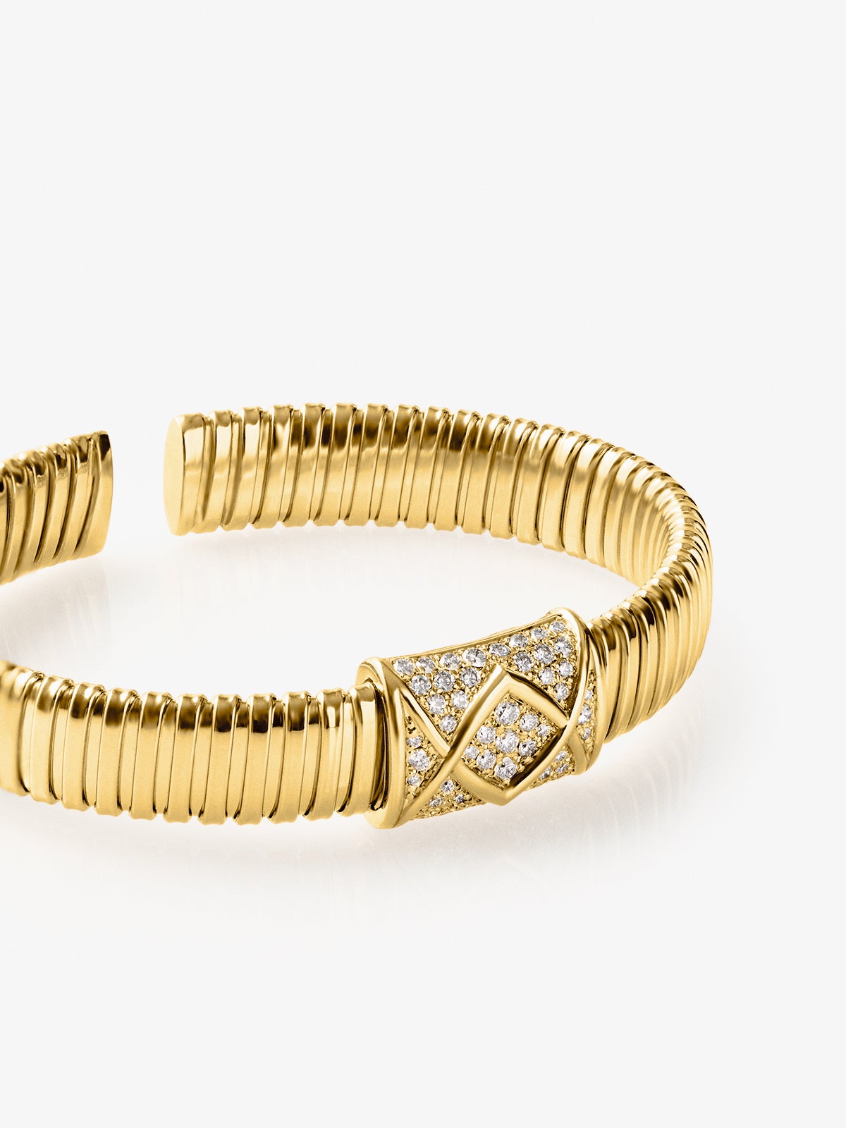 Pulsera tubogas de oro amarillo de 18K con 55 diamantes en talla brillante con un total de 1 ct