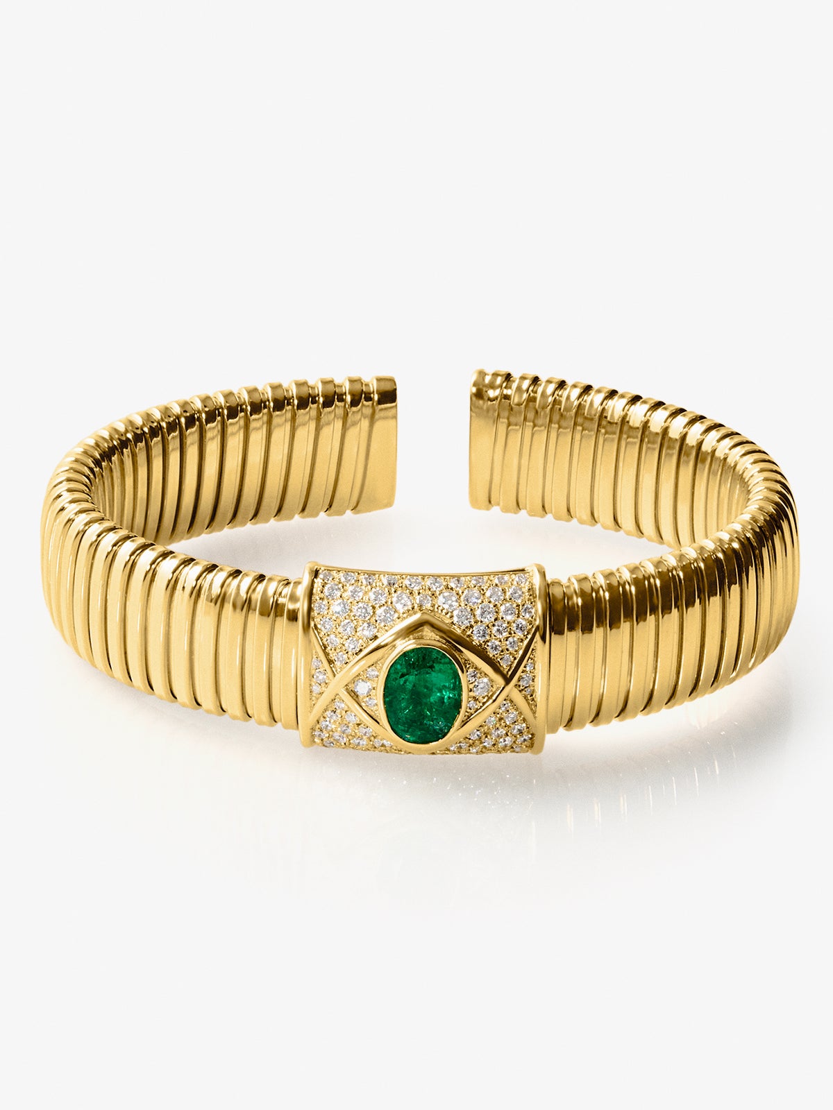 Pulsera tubogas de oro amarillo de 18K con esmeralda en talla oval de 2,01 cts y 80 diamantes en talla brillante con un total de 0,1 cts