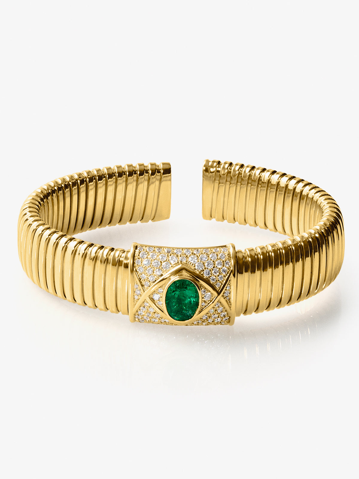 Pulsera tubogas de oro amarillo de 18K con esmeralda en talla oval de 2,01 cts y 80 diamantes en talla brillante con un total de 0,1 cts