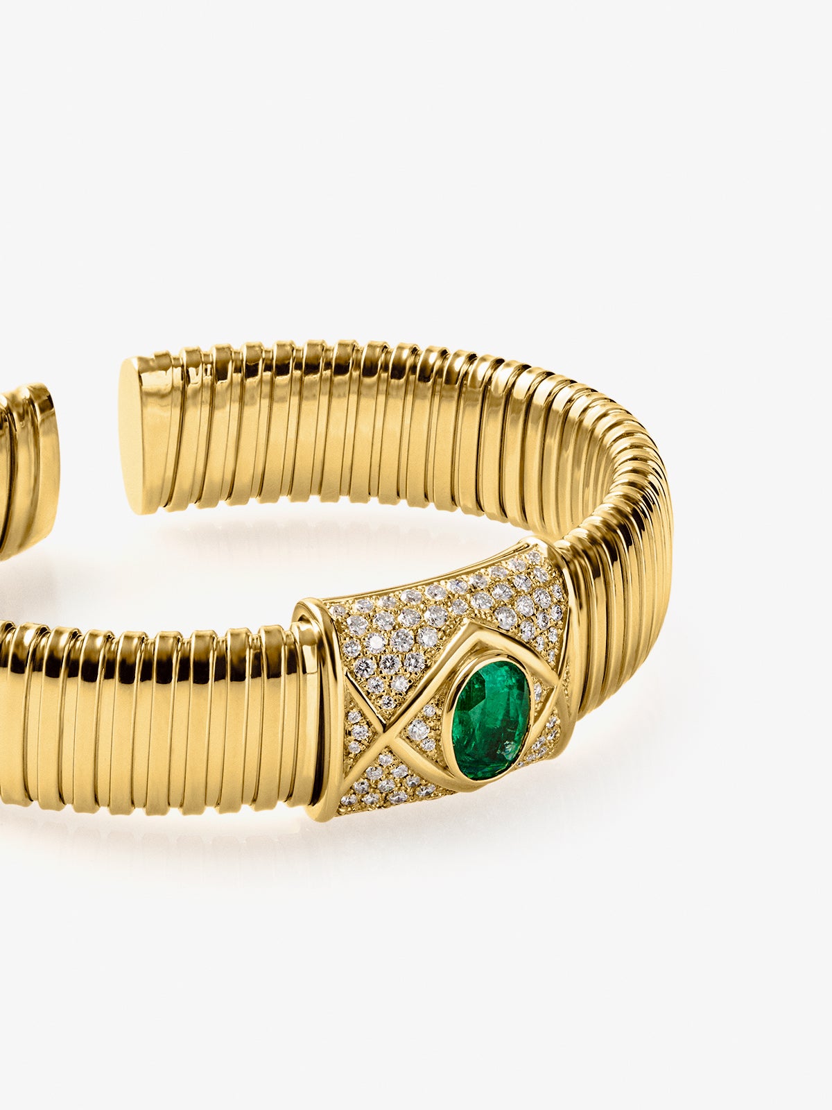 Pulsera tubogas de oro amarillo de 18K con esmeralda en talla oval de 2,01 cts y 80 diamantes en talla brillante con un total de 0,1 cts