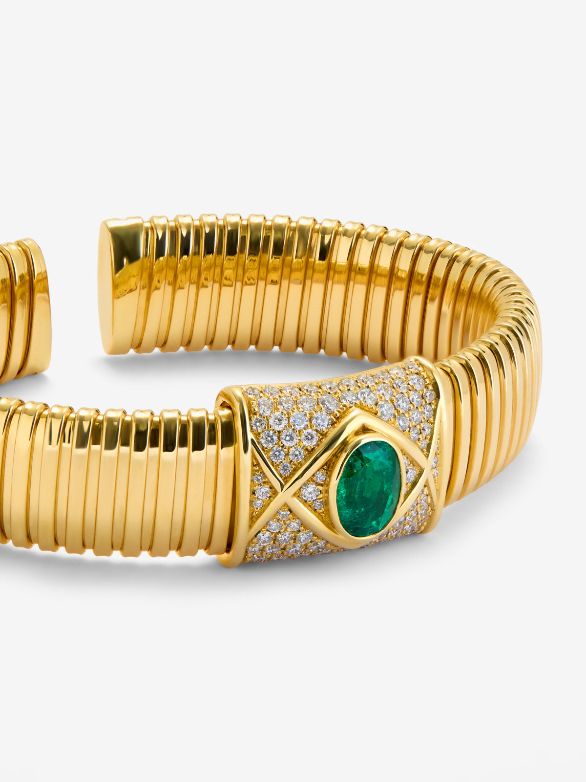 Pulsera tubogas de oro amarillo de 18K con esmeralda en talla oval de 2,01 cts y 80 diamantes en talla brillante con un total de 0,1 cts