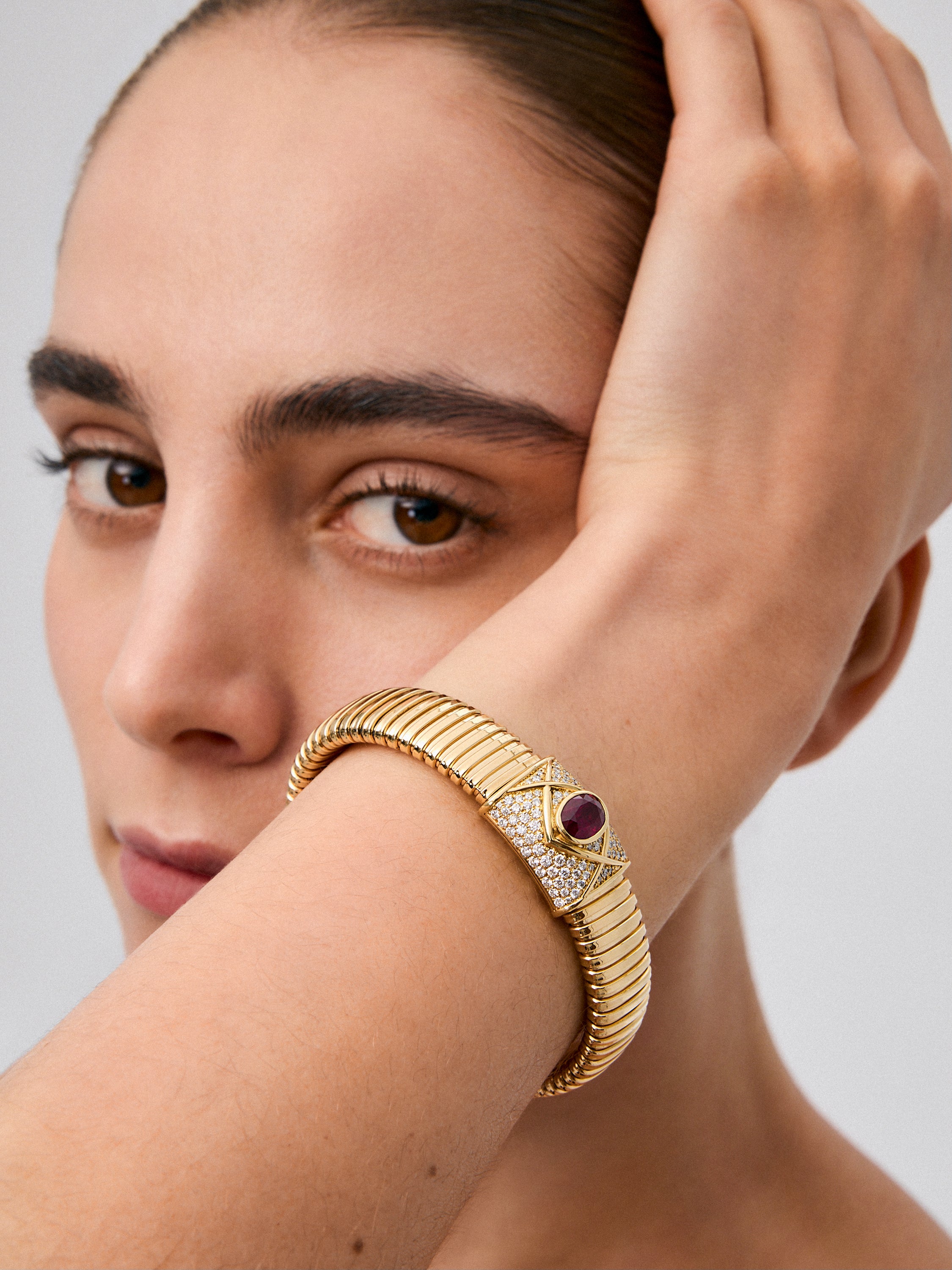 Pulsera tubogas de oro amarillo de 18K con rubí pigeon blood en talla oval de 2,2 cts y 98 diamantes en talla brillante con un total de 0,09 cts