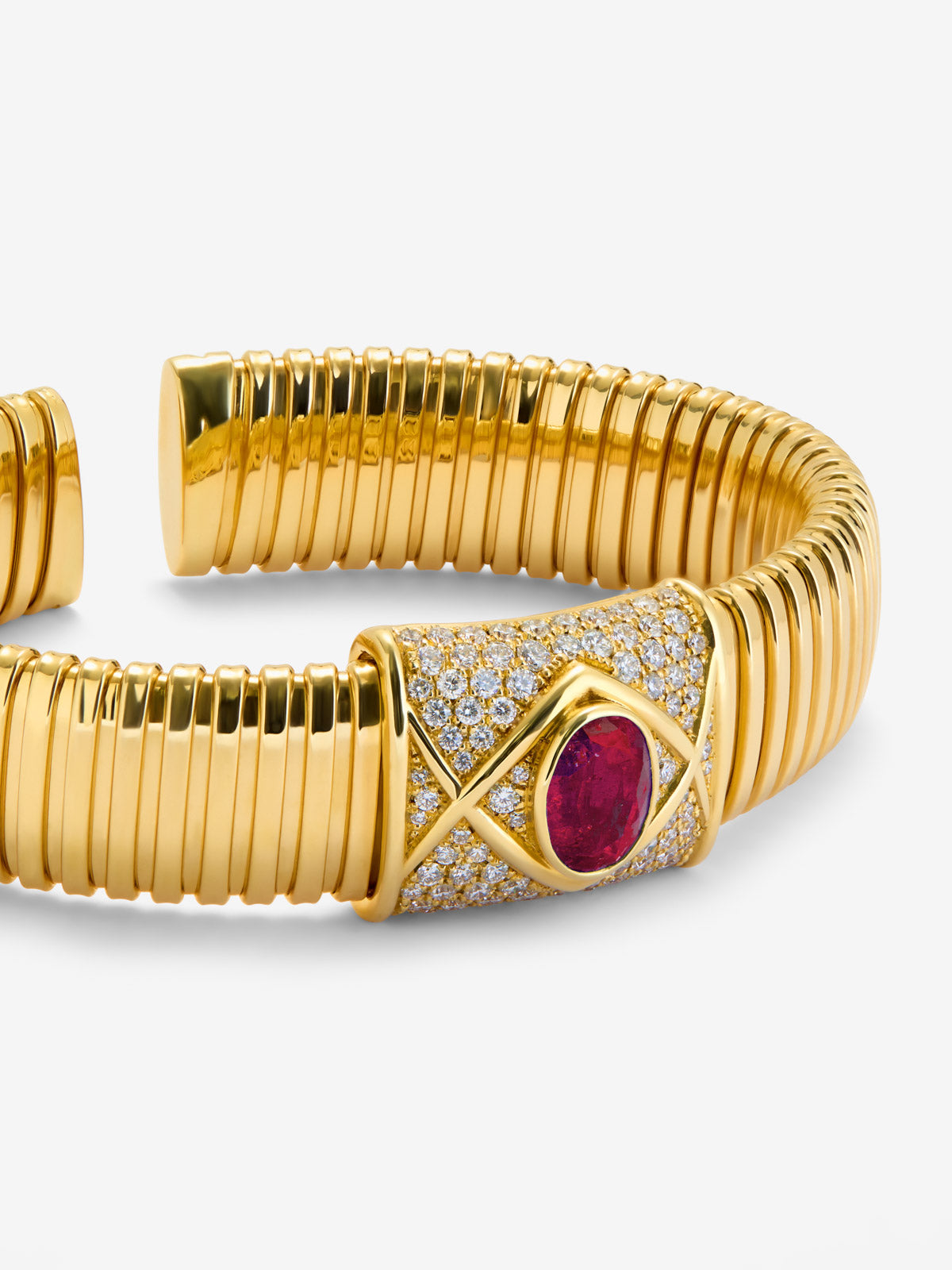 Pulsera tubogas de oro amarillo de 18K con rubí pigeon blood en talla oval de 2,2 cts y 98 diamantes en talla brillante con un total de 0,09 cts