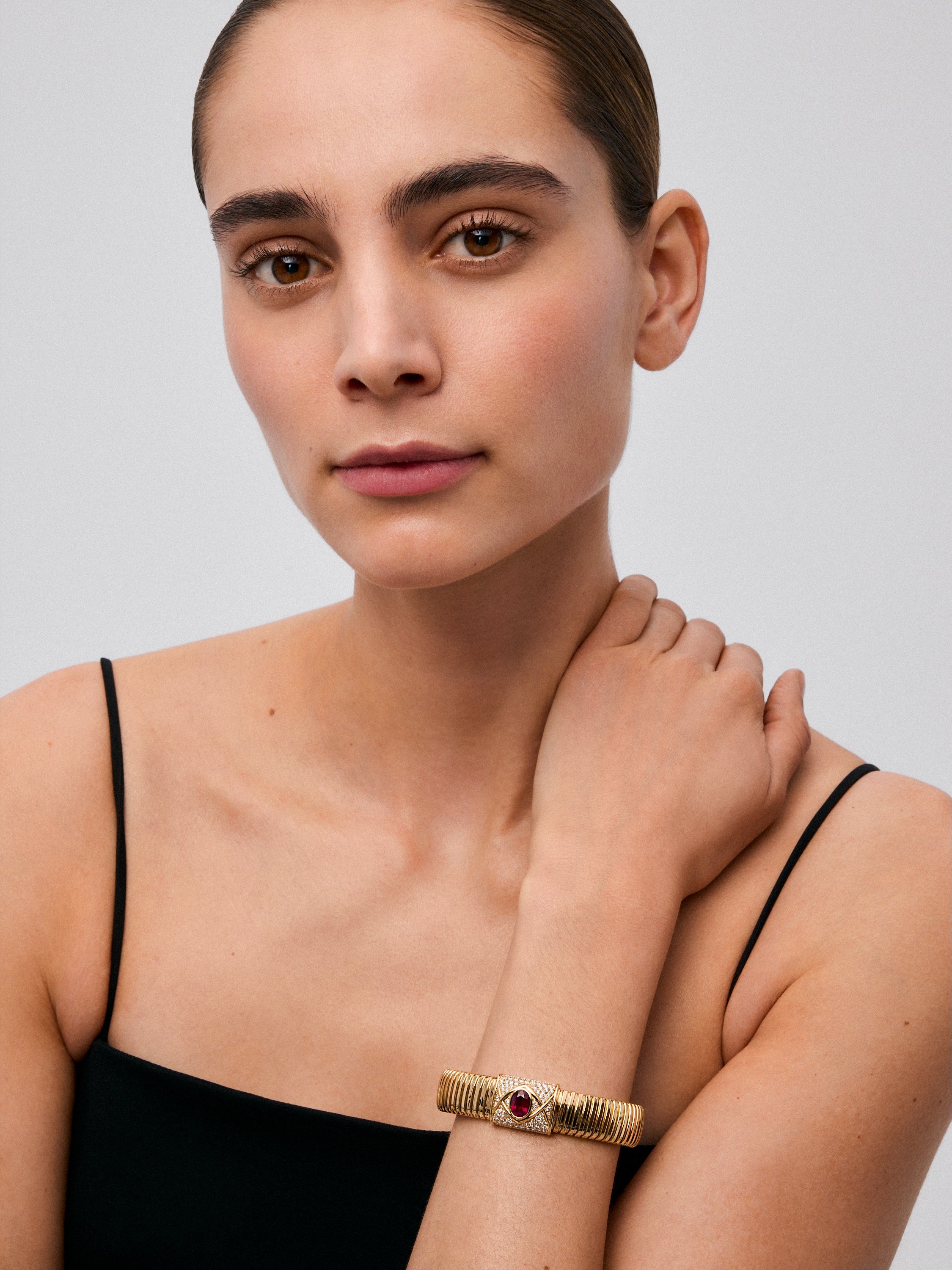 Pulsera tubogas de oro amarillo de 18K con rubí pigeon blood en talla oval de 2,2 cts y 98 diamantes en talla brillante con un total de 0,09 cts