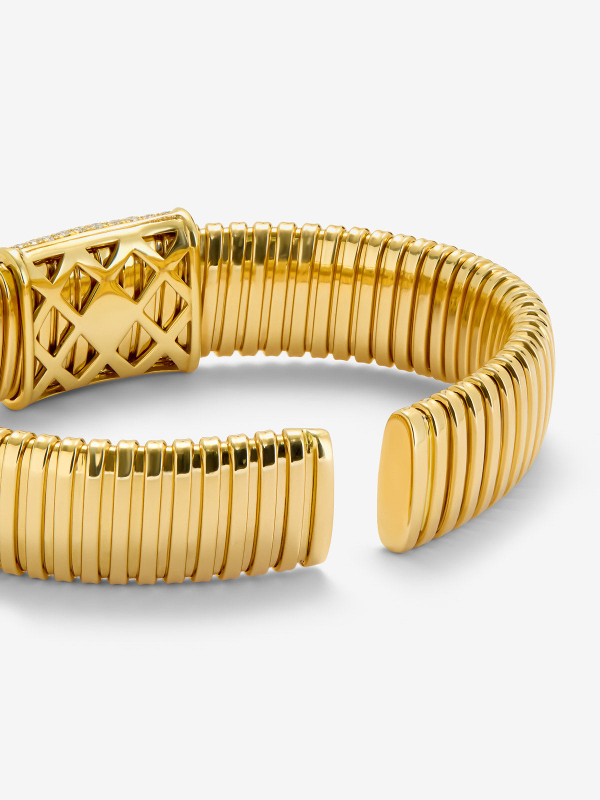 Pulsera tubogas de oro amarillo de 18K con rubí pigeon blood en talla oval de 2,2 cts y 98 diamantes en talla brillante con un total de 0,09 cts