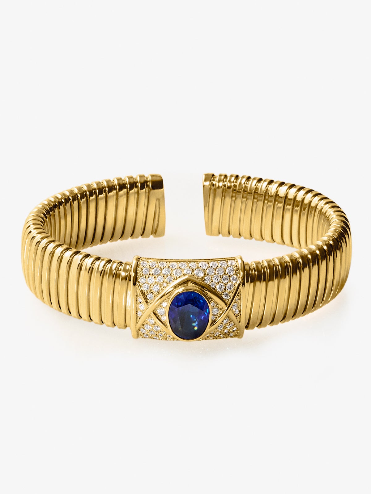 Pulsera tubogas de oro amarillo de 18K con zafiro azul royal en talla oval de 3,6 cts y 82 diamantes en talla brillante con un total de 0,1 cts
