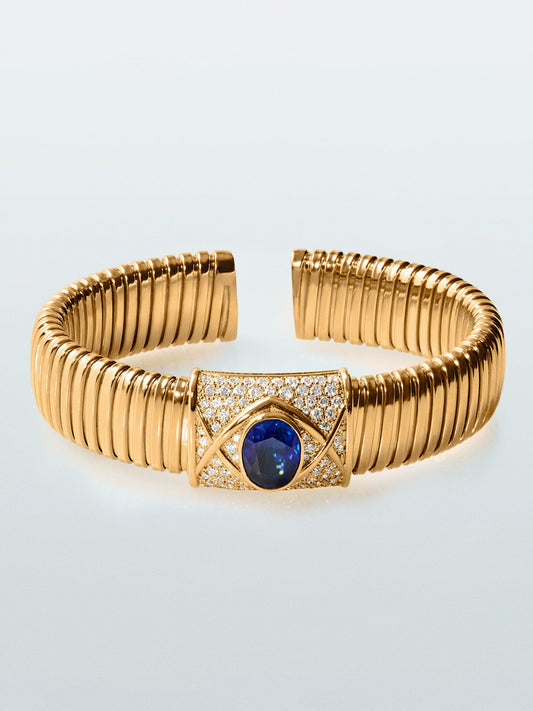 Pulsera tubogas de oro amarillo de 18K con zafiro azul royal en talla oval de 3,6 cts y 82 diamantes en talla brillante con un total de 0,1 cts