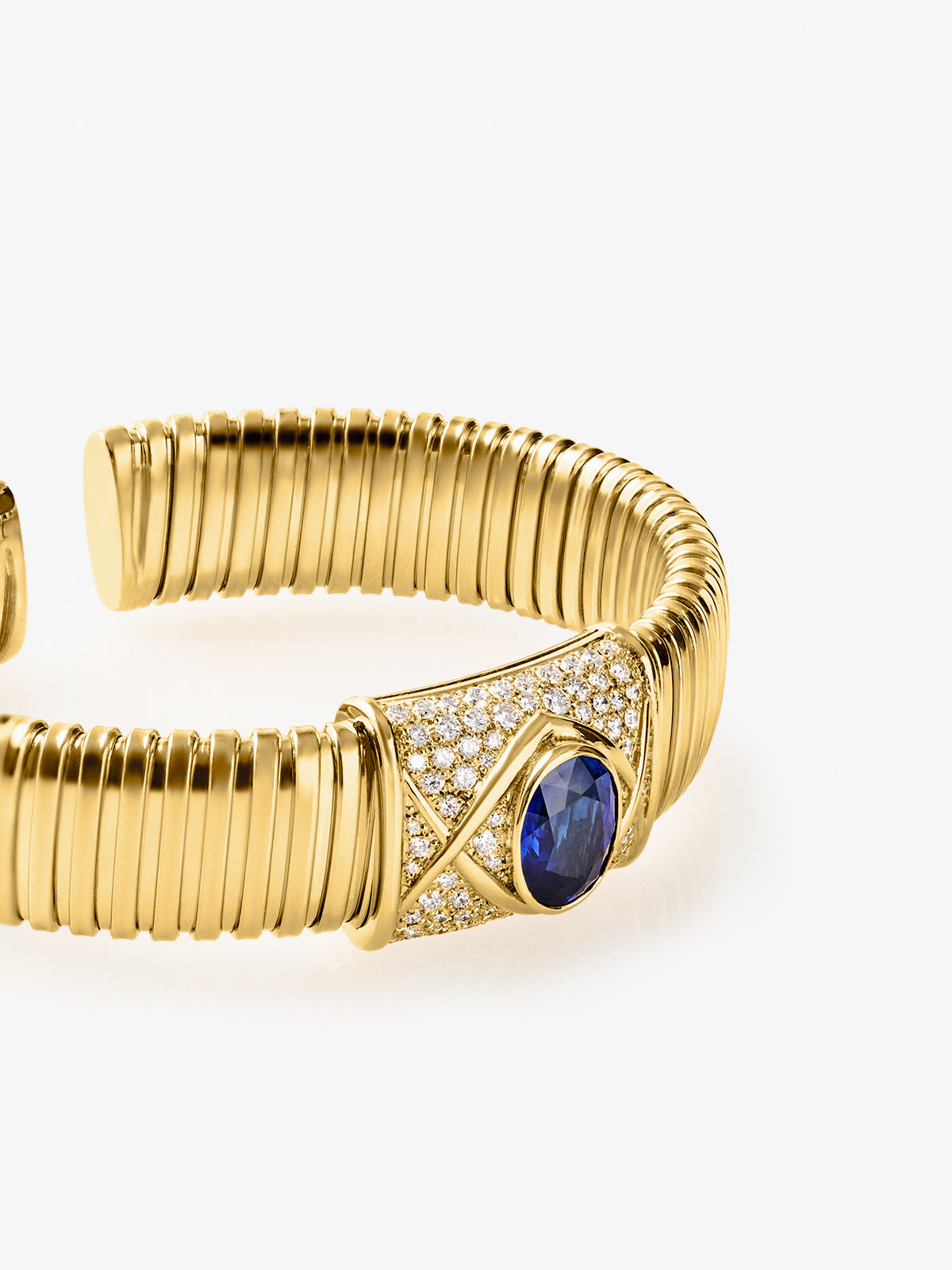 Pulsera tubogas de oro amarillo de 18K con zafiro azul royal en talla oval de 3,6 cts y 82 diamantes en talla brillante con un total de 0,1 cts