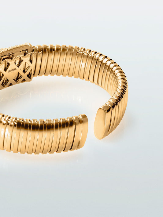 Pulsera tubogas de oro amarillo de 18K con zafiro azul royal en talla oval de 3,6 cts y 82 diamantes en talla brillante con un total de 0,1 cts