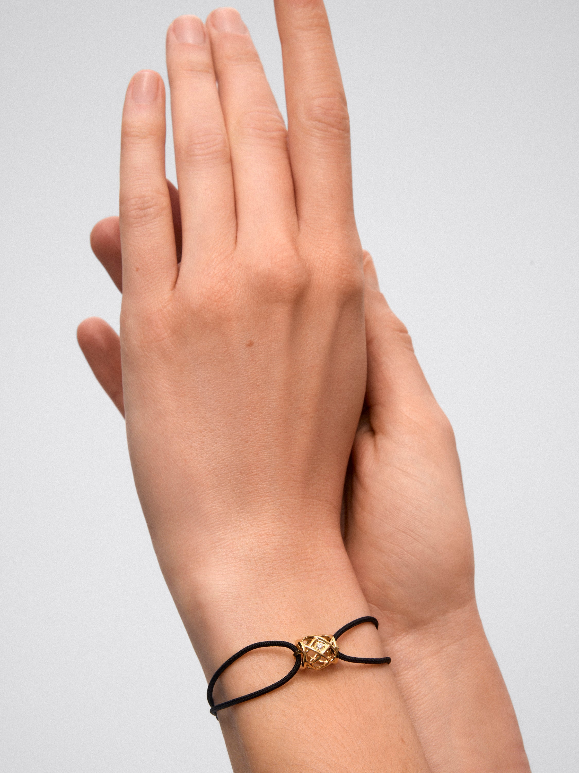 Pulsera con gran abalorio central en oro amarillo de 18K con diamante blanco en talla brillante de 0,02 cts